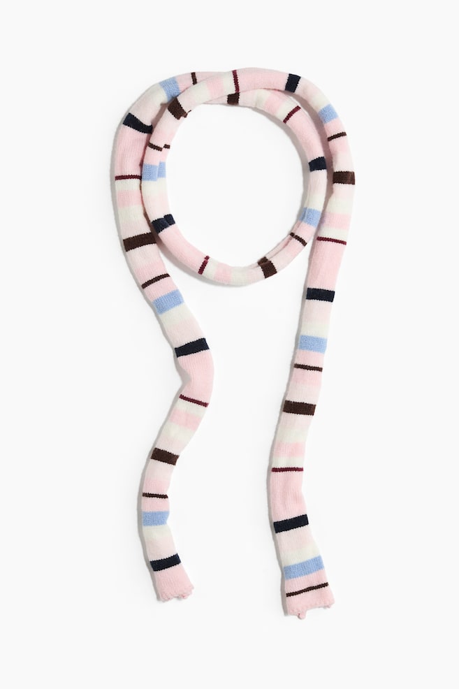 Une longue écharpe en maille étroite est posée à plat, présentant un motif à rayures horizontales en rose, blanc, bleu clair, bleu marine et marron. Lâécharpe est disposée avec une boucle circulaire en haut et deux longues extrémités retombant vers le bas. - 1