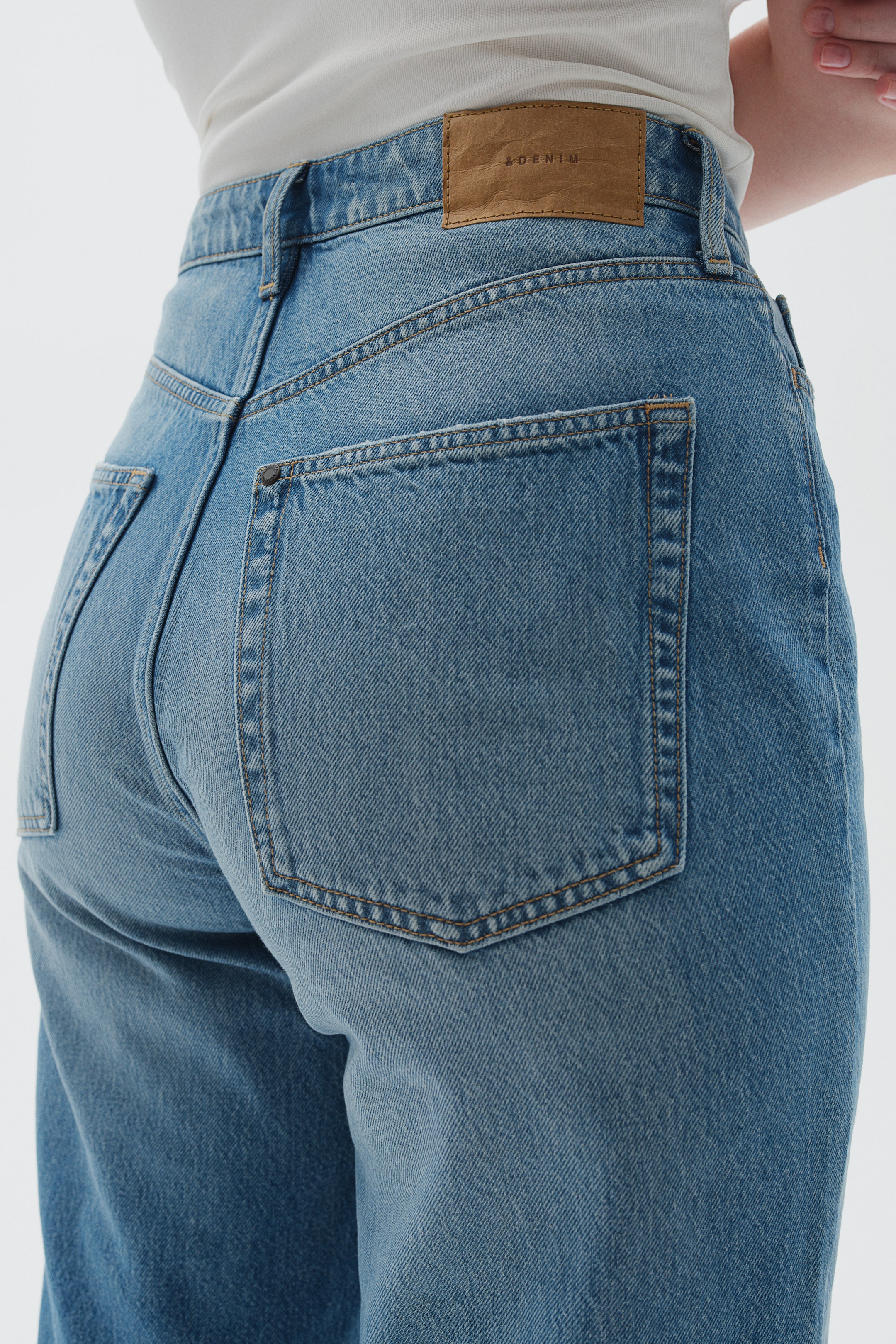 Curvy Fit Wide Ultra High Jeans - Light denim blue - Ladies | H&M GB 4