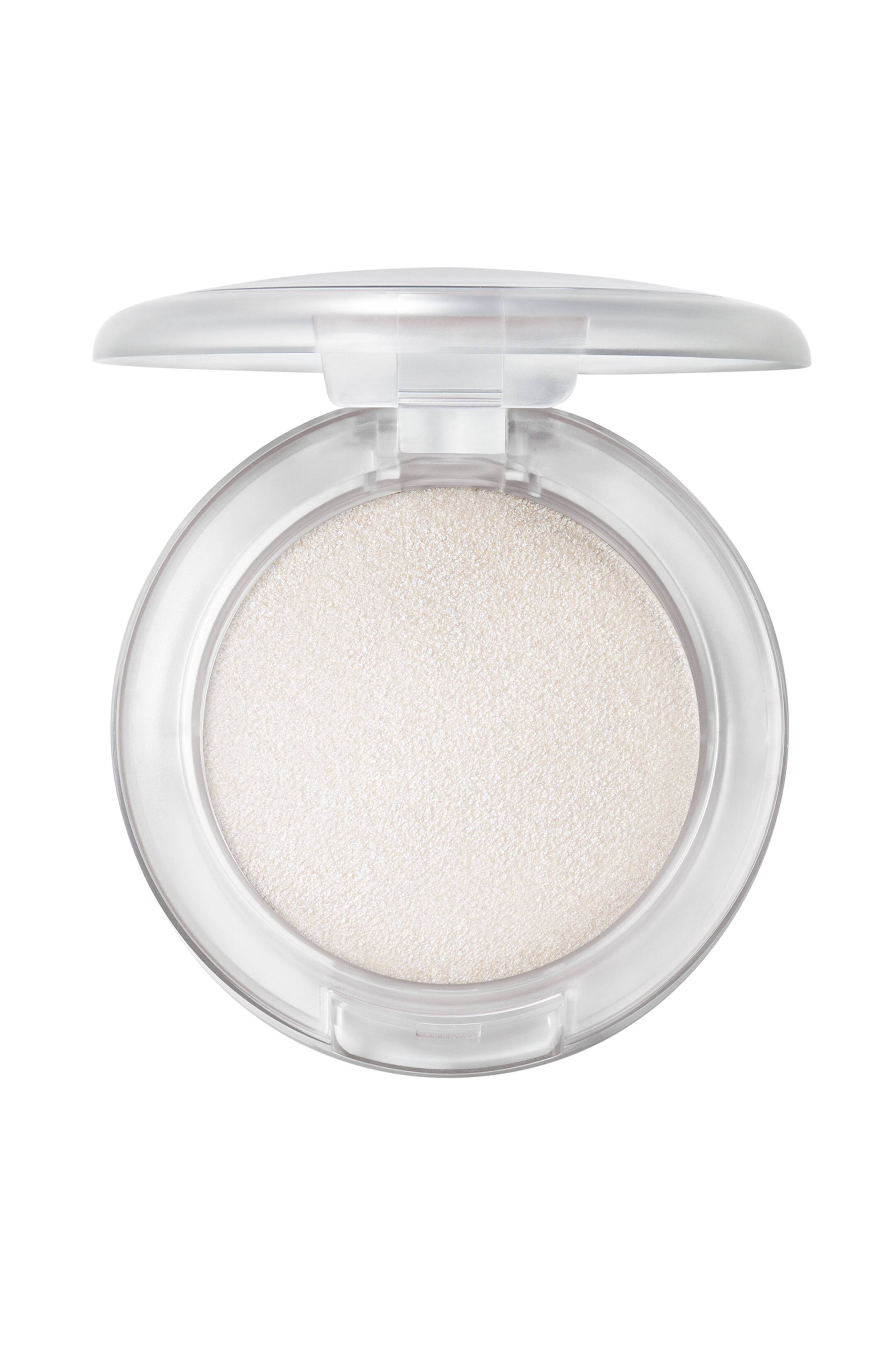 Visa större bild: Glow Play Bouncy Highlighter visas i ett öppet, runt, transparent plastetui som är vänt framåt. Etuiet visar en rund panna med skimrande, pärlemorskimrande vit highlighter med en fint texturerad, glittrande yta.