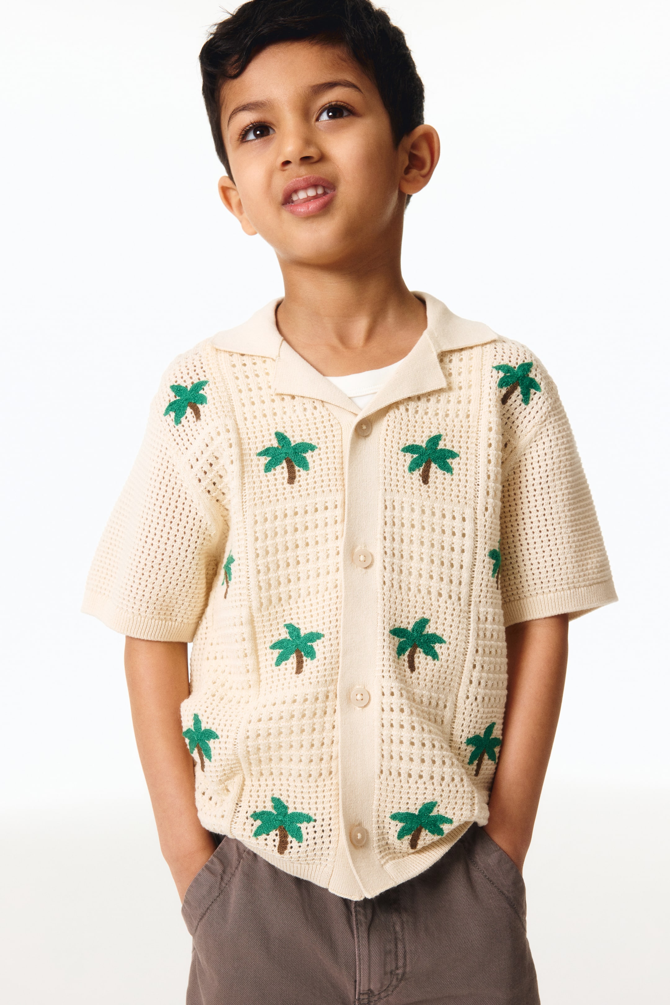 Nagyobb kép megtekintése: Pointelle-knit resort shirt - Krémszínű/pálmafák - GYEREK | H&M HU 1