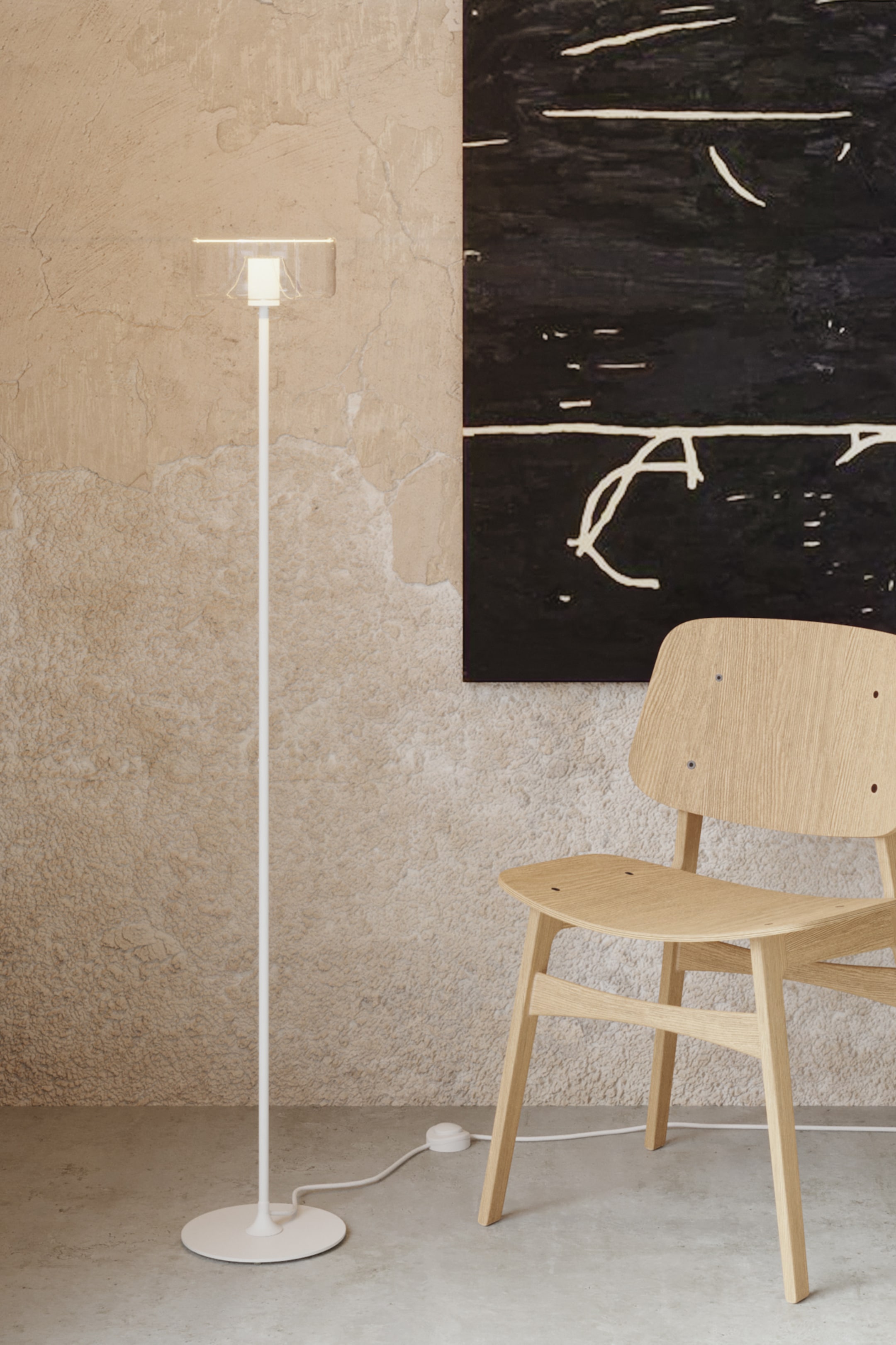 Grotere afbeelding bekijken: Een vloerlamp staat rechtop, met een slanke witte staaf en een ronde witte voet. Een rechthoekige, transparante kap omsluit een gloeiende lichtbron aan de bovenkant, en een wit netsnoer met een witte voetschakelaar loopt vanuit de basis.