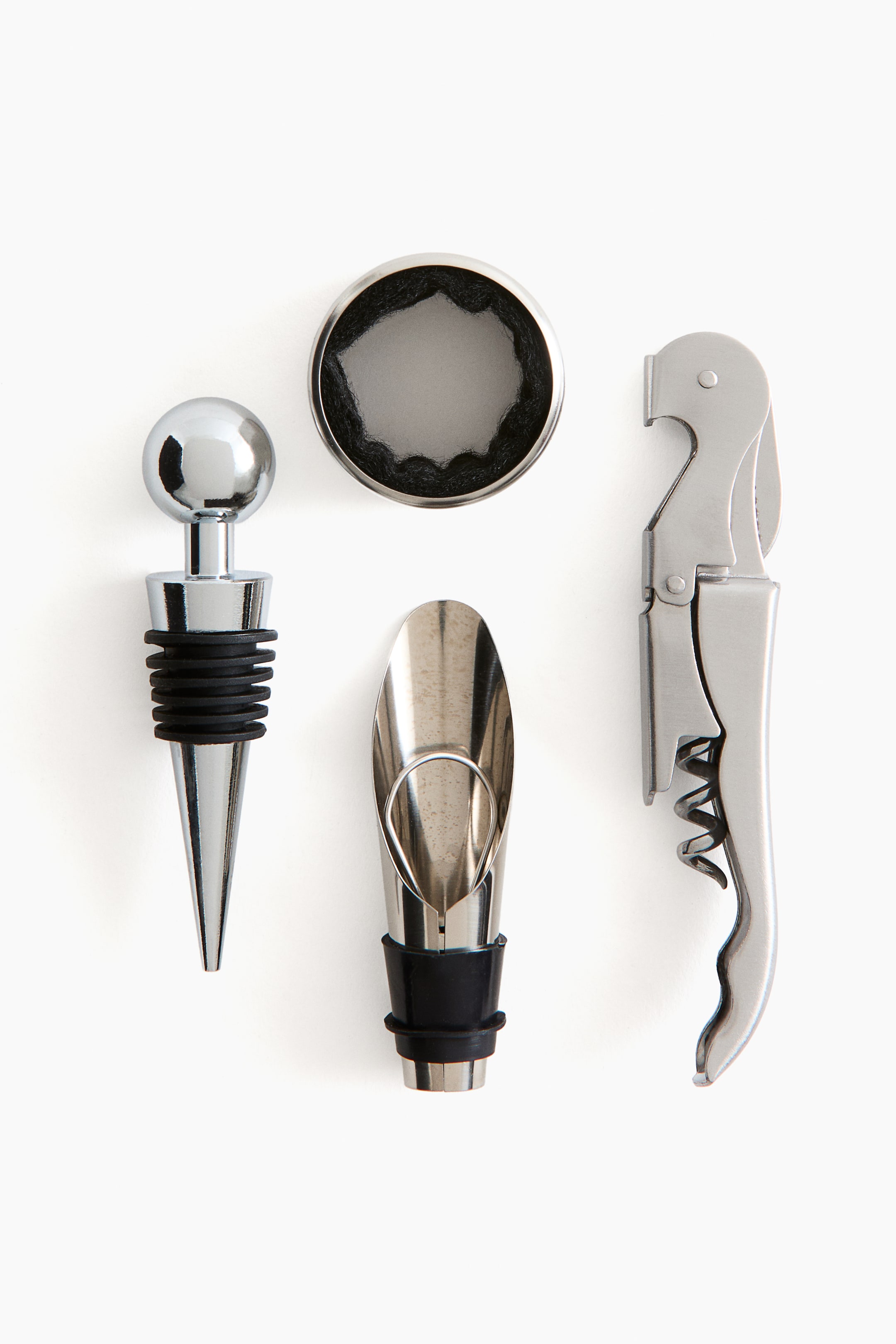 Ver imagem maior: Um conjunto de quatro acessórios para vinho com acabamento prateado é apresentado, incluindo uma rolha de vinho com uma tampa esférica e anéis de borracha pretos, um bico de vinho com um bocal curvo e rolha de borracha preta, um saca-rolhas com um abre-garrafas integrado e um colar de vinho circular com um revestimento de feltro preto.