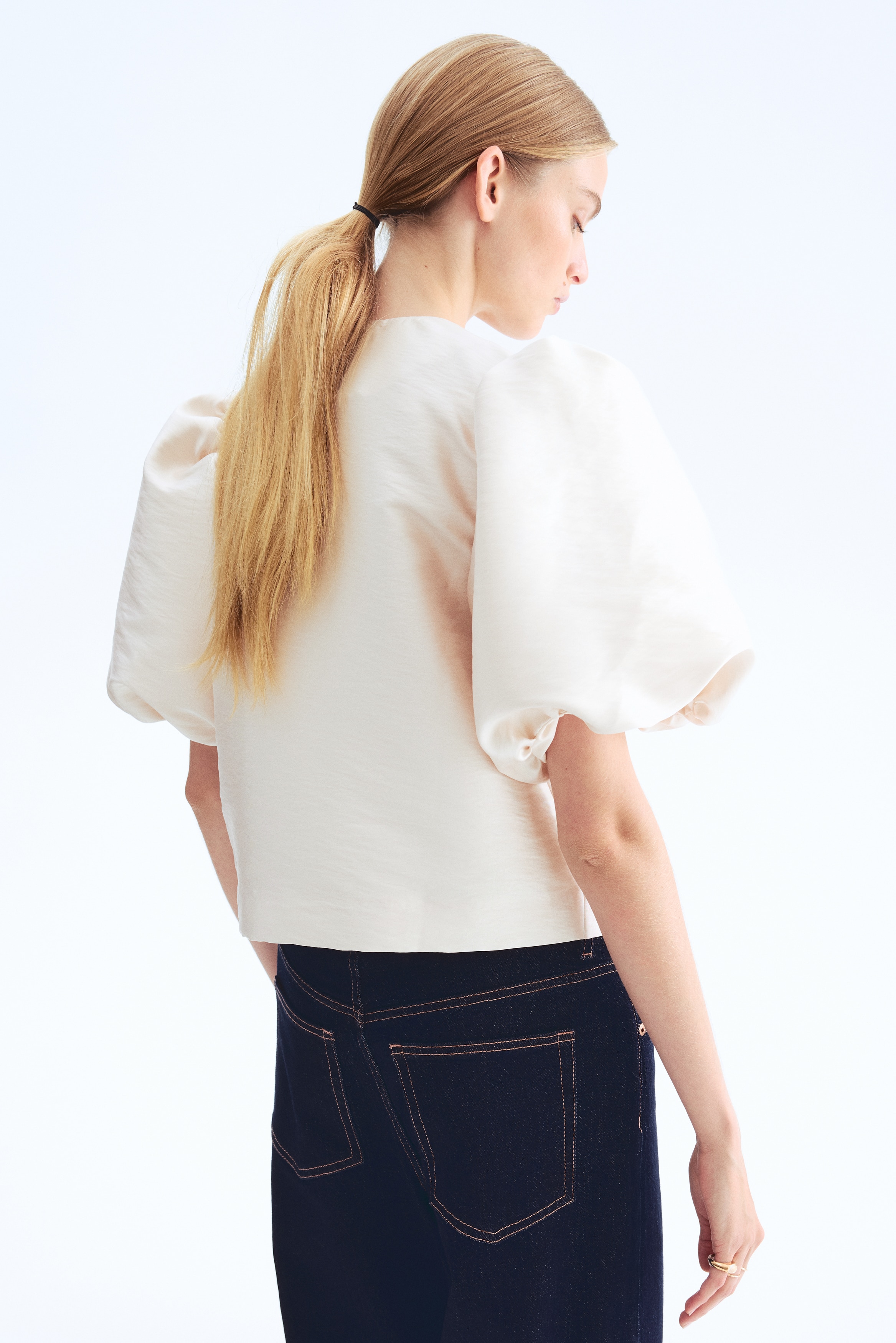 Balloon-sleeved blouse