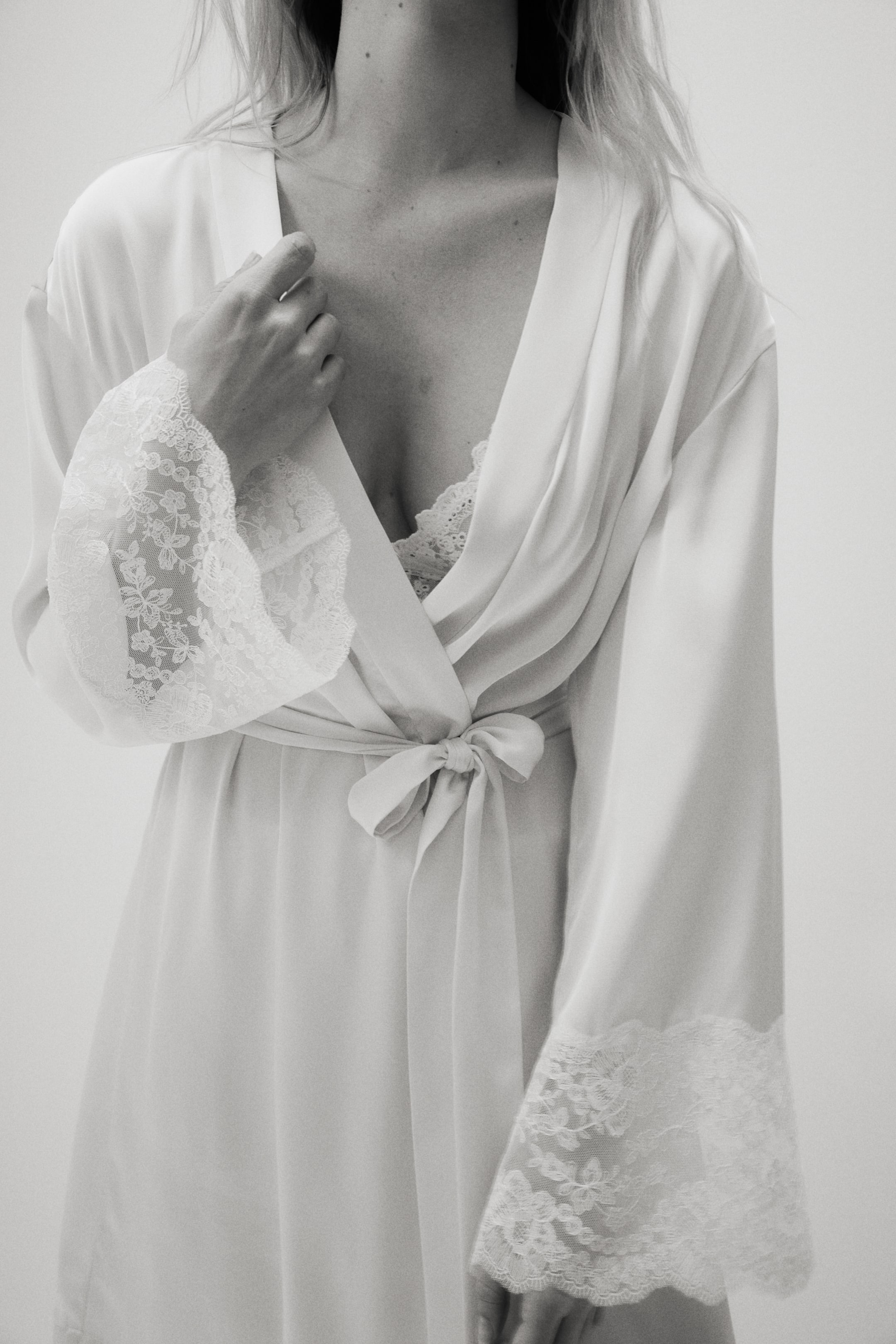 Robe de chambre en satin avec dentelle.