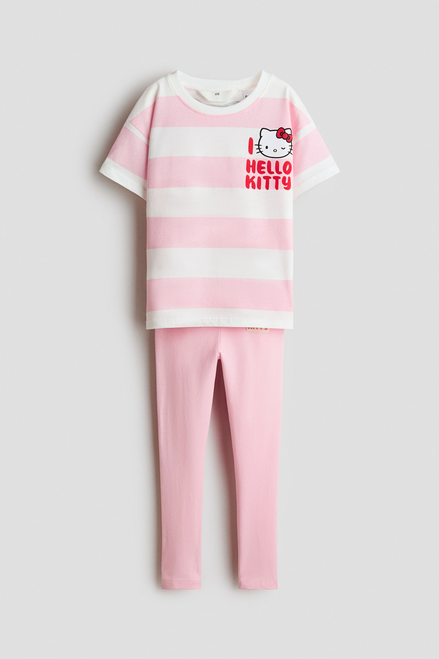 2ç¹ã»ããã®ã³ããã³ã»ãããæ­£é¢ãåãã¦ããããã³ã¯ã¨ç½ã®æ¨ªã¹ãã©ã¤ãæã®åè¢ã¯ã«ã¼ããã¯Tã·ã£ãã¨ãåè²ã®ç¡å°ãã³ã¯ã®ã¬ã®ã³ã¹ãçµã¿åãããã¦ãã¾ããTã·ã£ãã®å·¦è¸ä¸é¨ã«ã¯Hello Kittyã®ã°ã©ãã£ãã¯ãããªã³ããããèµ¤å­ã§ãI HELLO KITTYãã¨è¡¨ç¤ºããã¦ãã¾ãã