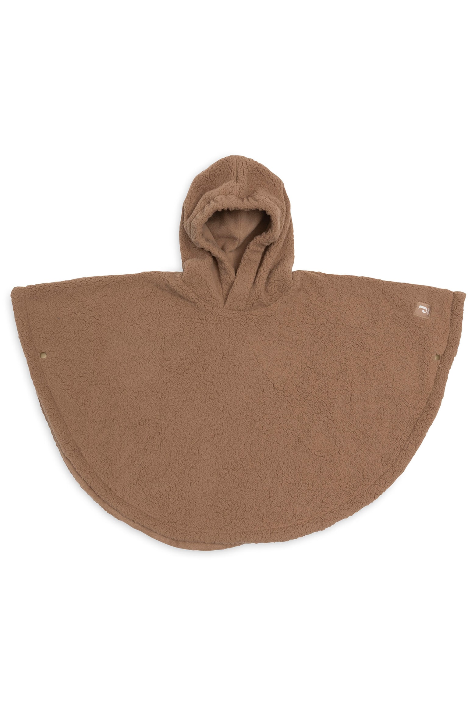 Un poncho à capuche en polaire sherpa brun est présenté à plat, mettant en valeur sa large silhouette semi-circulaire avec un ourlet courbé. Le poncho est doté dâune capuche intégrée, de boutons-pression sur les côtés et dâun petit écusson carré de la marque sur la partie supérieure droite.