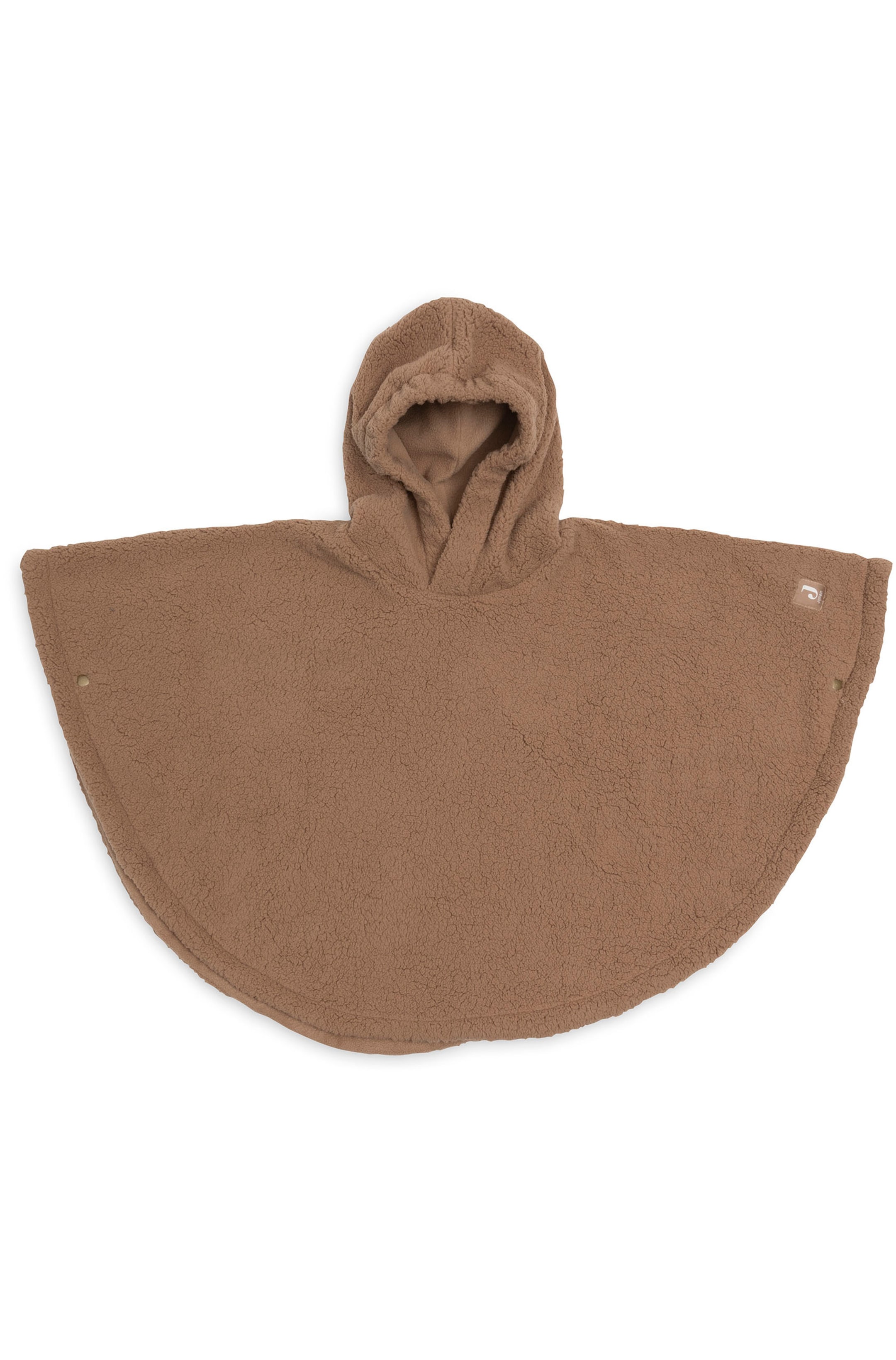 Grotere afbeelding bekijken: Een bruine sherpa-fleece poncho met capuchon ligt plat en toont zijn brede, halfronde silhouet met een gebogen zoom. De poncho heeft een aangehechte capuchon, drukknoopsluitingen aan de zijkanten en een klein vierkant merklabel aan de rechterbovenkant.