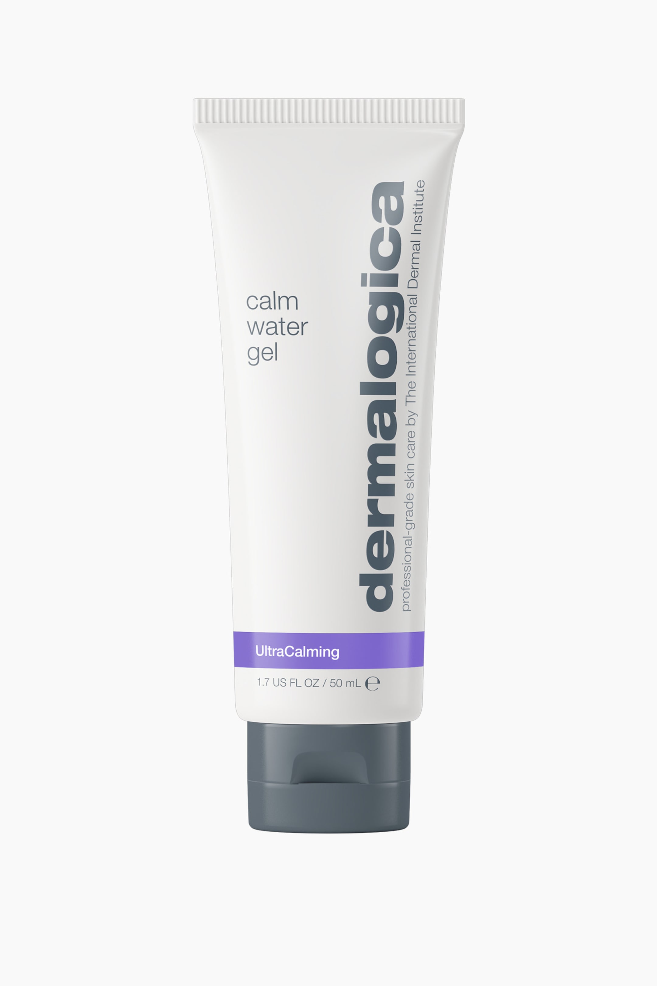 Visa större bild: En vit klämtub med Dermalogica Calm Water Gel står upprätt och vänd direkt framåt. Tuben har en mörkgrå flipkork vid basen, ett horisontellt lila band nära nederdelen märkt ”UltraCalming” samt grå tryckt text med ”calm water gel” till vänster och ”dermalogica” vertikalt längs högersidan.
