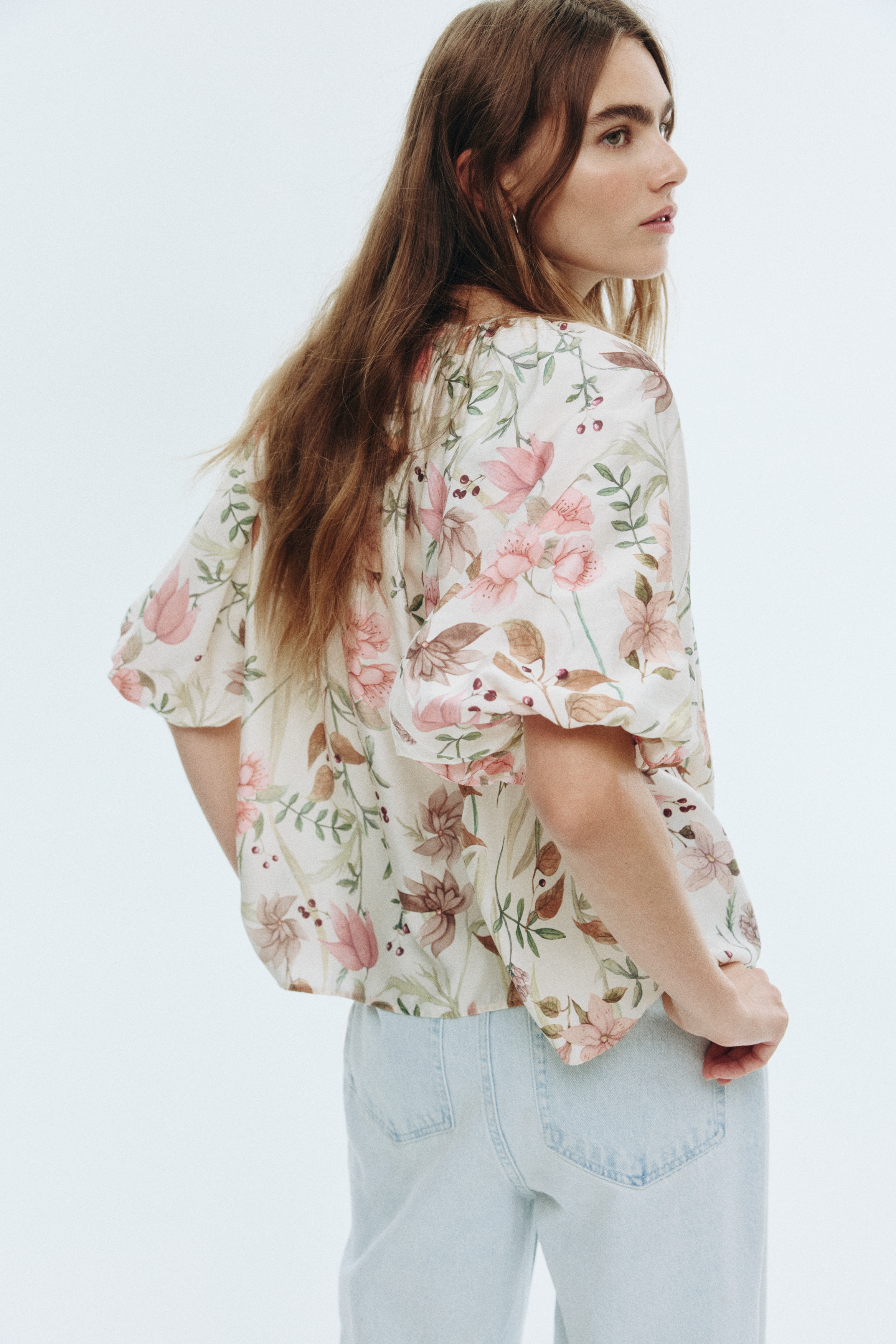 Balloon-sleeved blouse