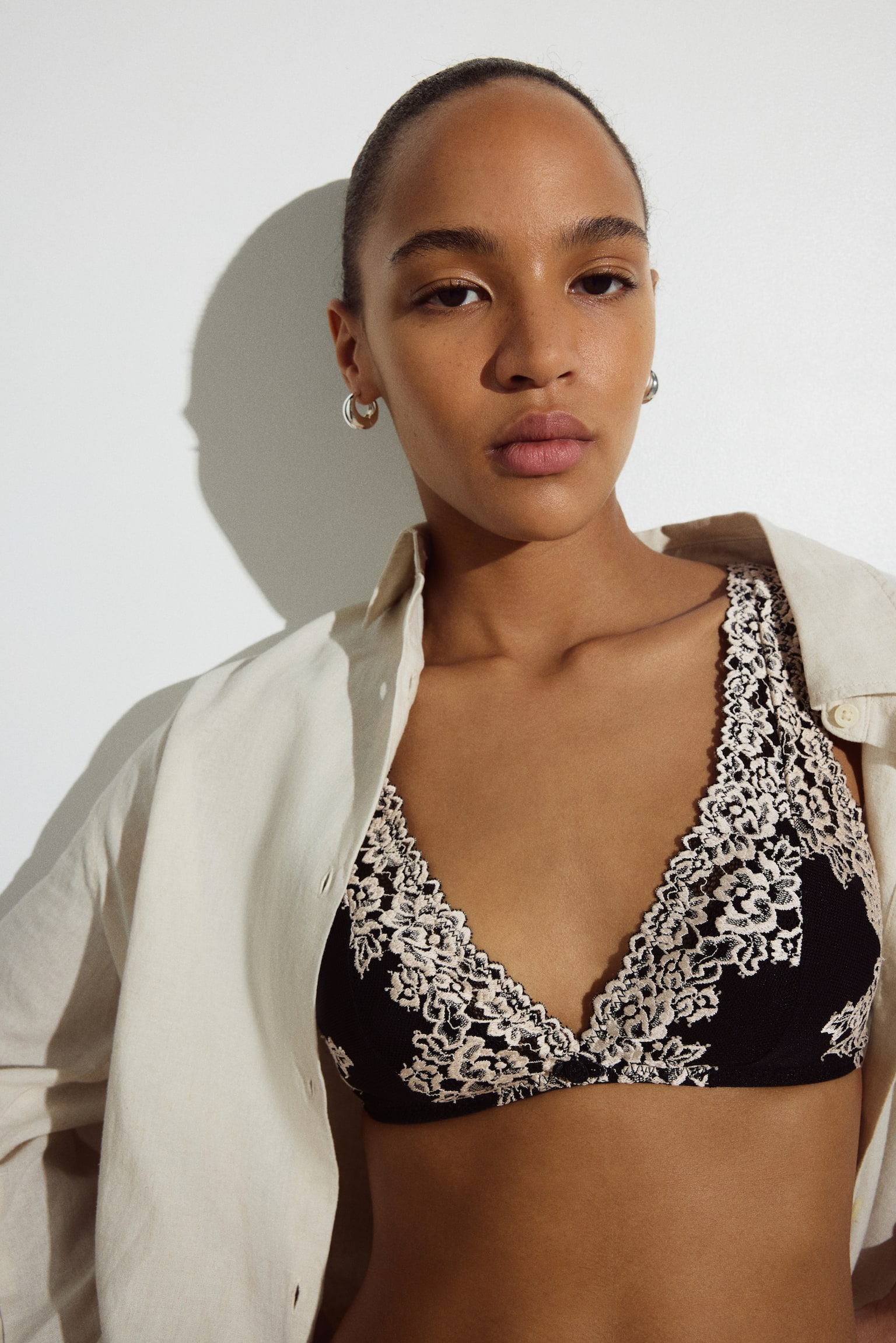 Бра Soft-Cup, уплотнённая чашка, кружево — H&M, цвет: Чёрный / Кремовый — фото 3