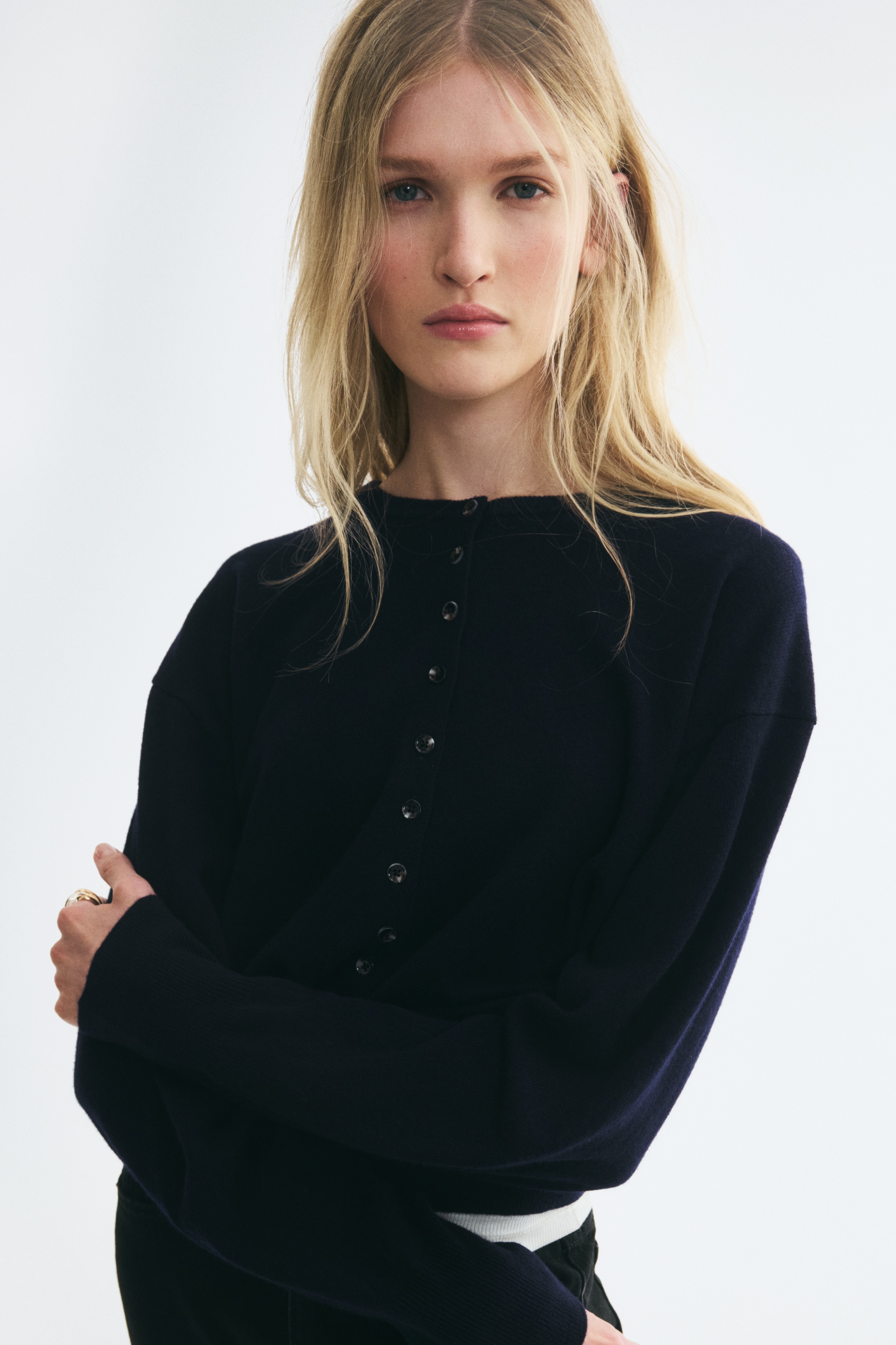 Wool cardiganModel