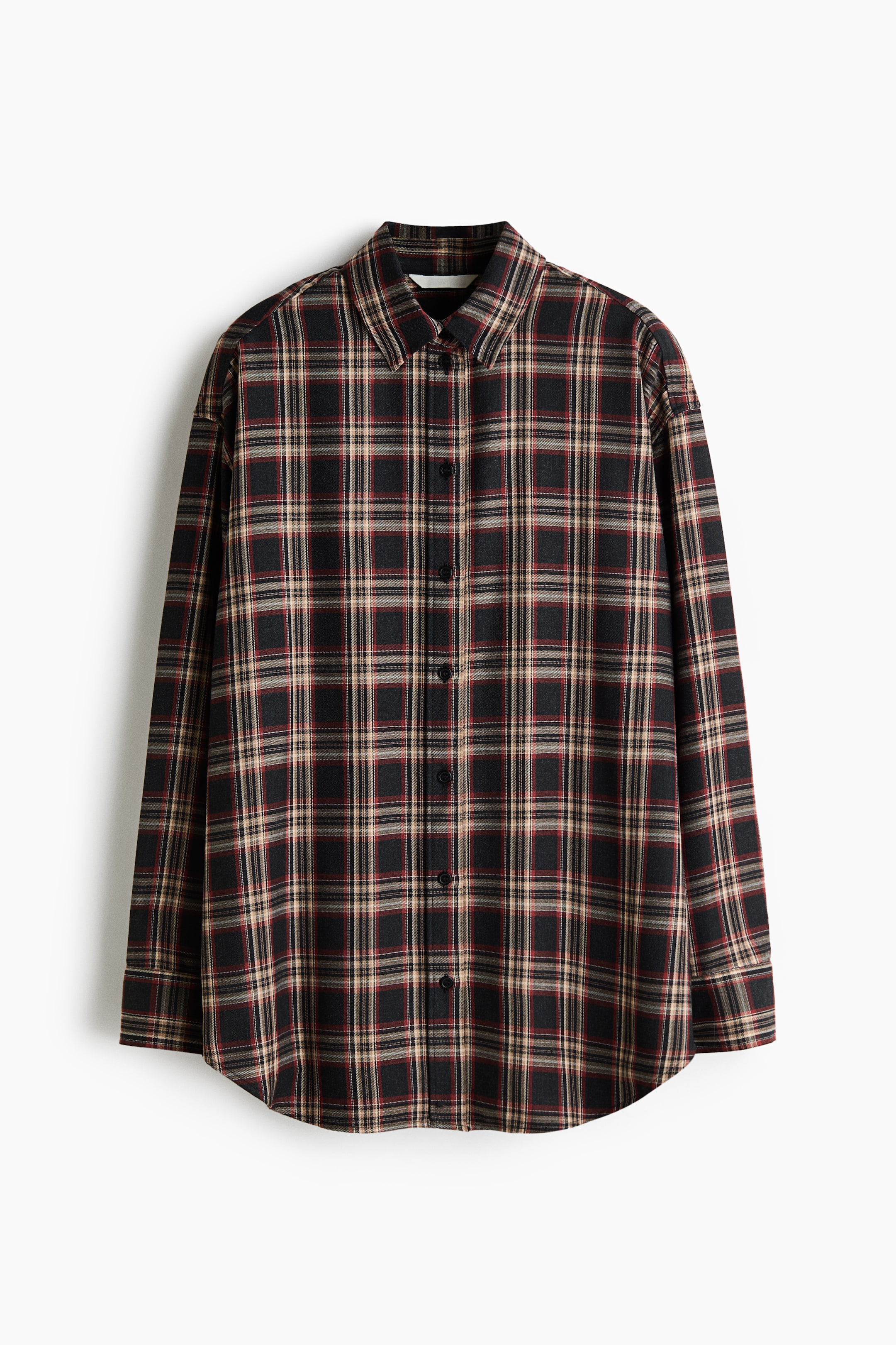 Ver imagen más grande: Una camisa de manga larga con estampado de cuadros aparece de frente, mostrando un diseño tartán en negro, beige y rojo. La camisa presenta un cuello puntiagudo, cierre central abotonado con botones oscuros y un bajo ligeramente redondeado.
