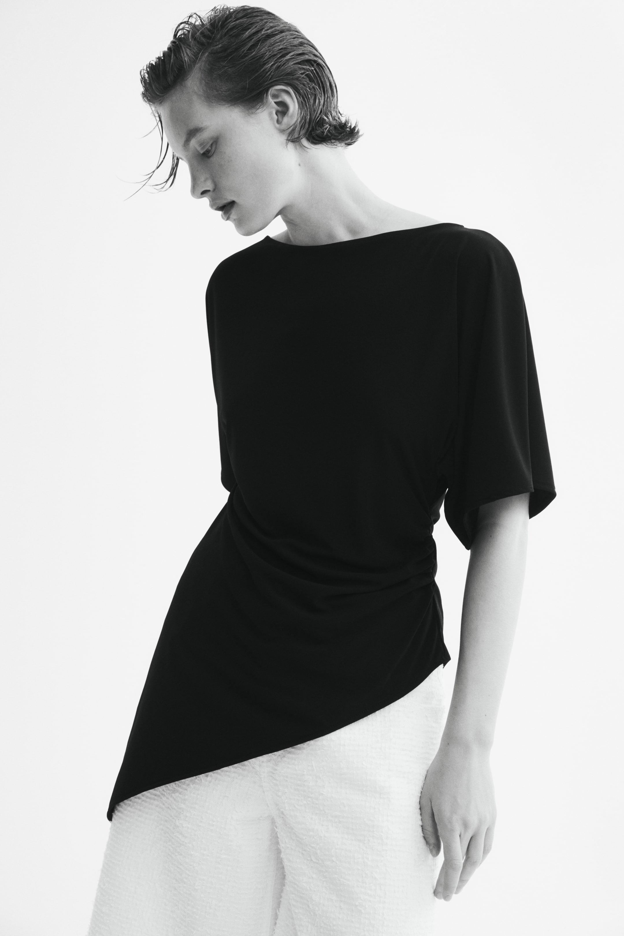 Größeres Bild anzeigen: Asymmetrisches Shirt mit Butterfly-Ärmeln - Schwarz - Ladies | H&M AT 1