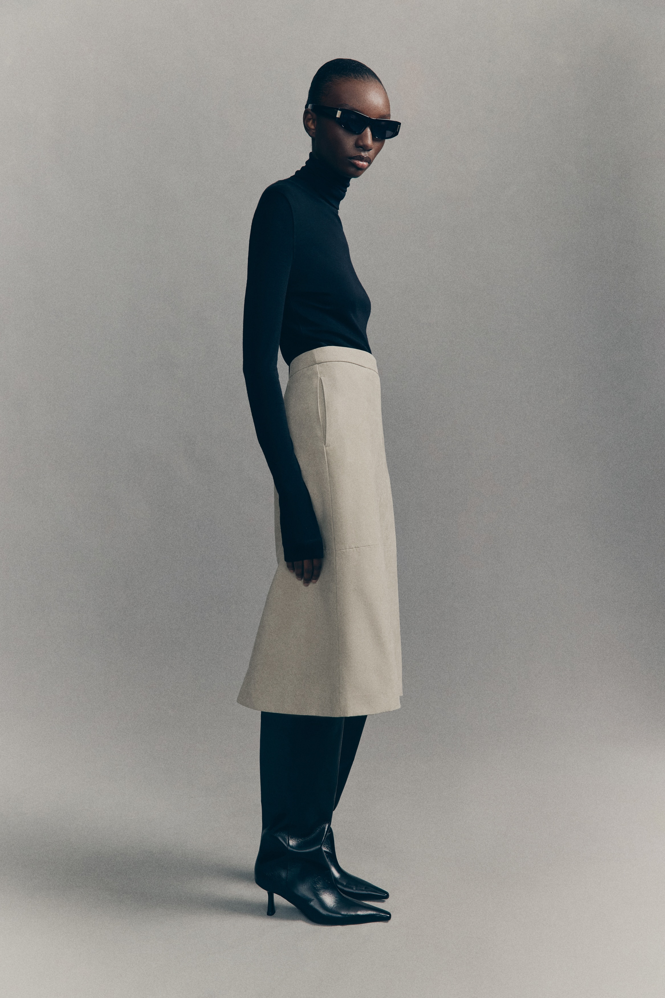 Ljusbeige Midikjol - Size: 44  - H&M