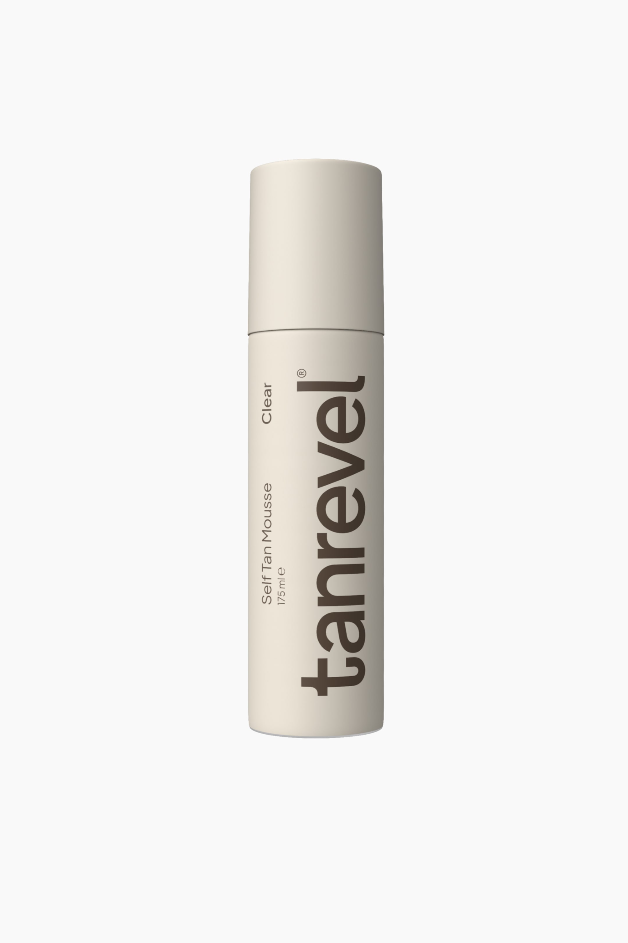Se større billede: En cylindrisk flaske Tanrevel Self Tan Mousse Clear står oprejst og fremhæver en mat cremefarvet finish med et matchende låg. Forsiden af flasken har brandnavnet "tanrevel" trykt lodret i en markant mørkebrun skrifttype sammen med mindre tekst, der lyder "Self Tan Mousse", "Clear" og "175 ml e."
