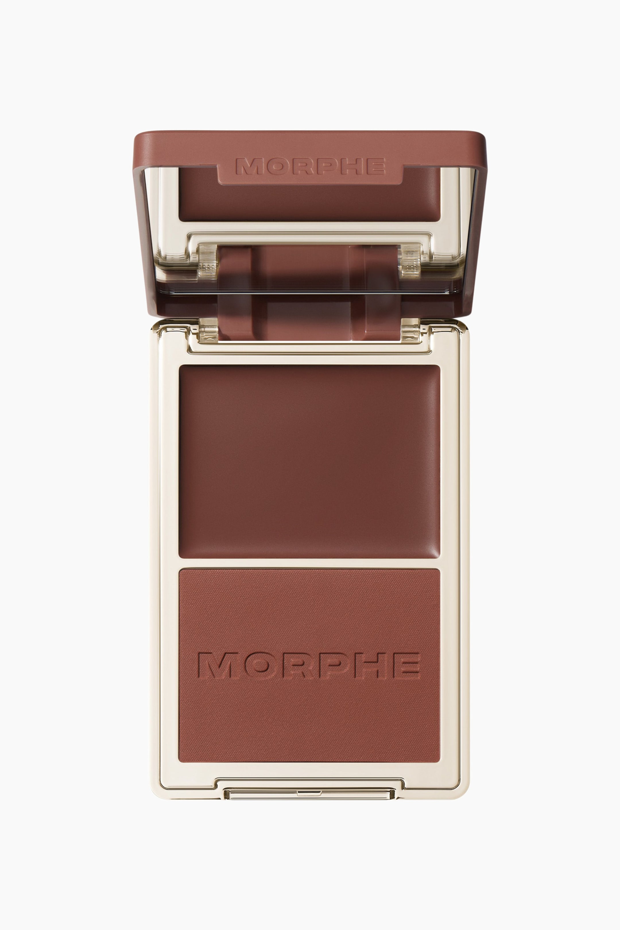 Visa större bild: En rödbrun sminkpalett står öppen i en lätt vinkel och avslöjar två rektangulära pannor inramade av en guldfärgad kant. Den övre pannan innehåller en mörkare, rödbrun krämprodukt, medan den nedre pannan innehåller en ljusare, terrakottabrun puderprodukt med 'MORPHE' präglat i den; 'MORPHE' är också präglat på palettens lock på insidan.