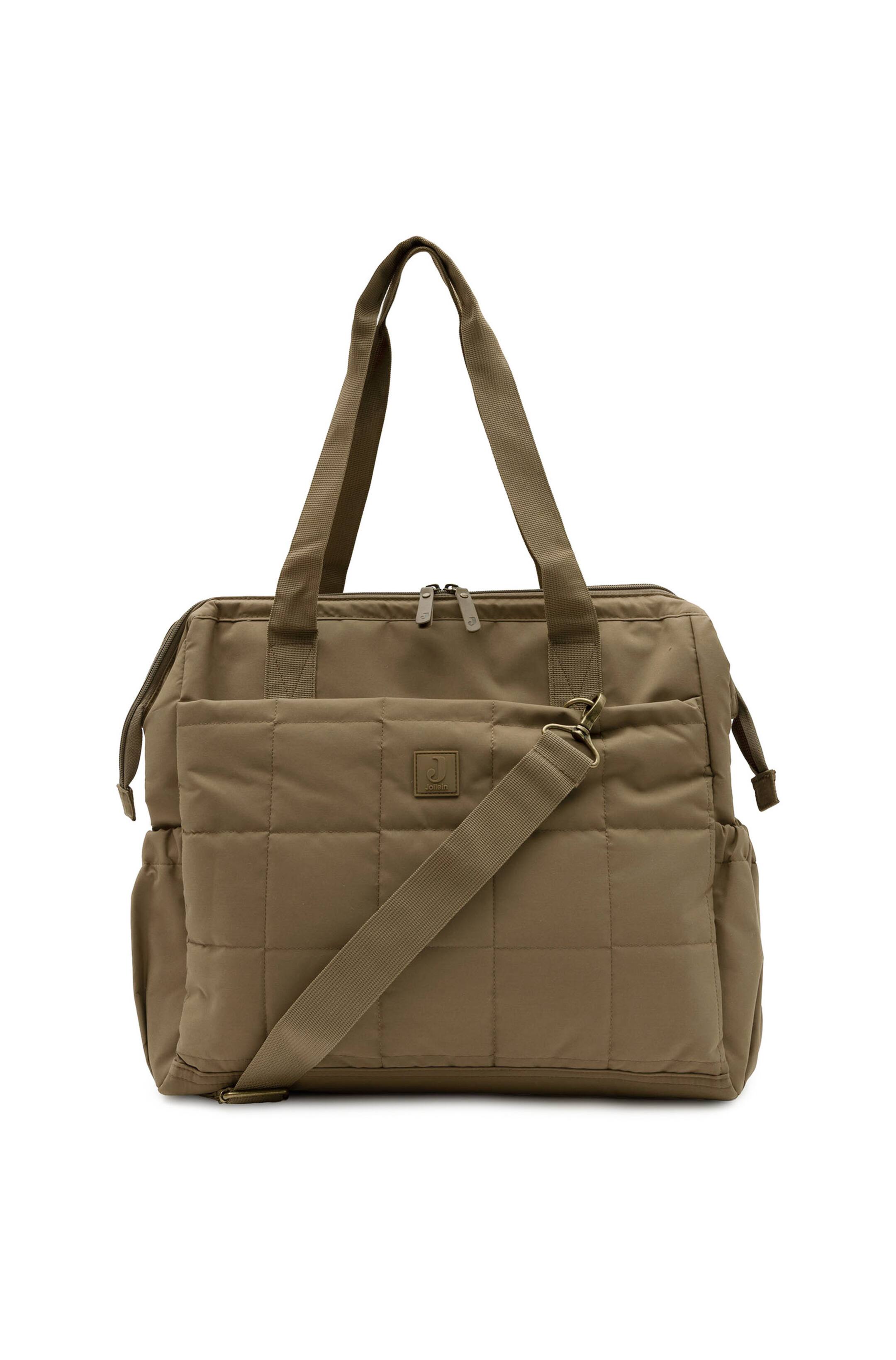 Agrandir l'image: Un sac à langer de couleur bronze est présenté de face, avec une grande poche avant matelassée au motif quadrillé en carré et un petit écusson logo central. Le sac est doté de deux anses supérieures en sangle, d’une bandoulière réglable drapée en diagonale sur l’avant, ainsi que de poches latérales fendues.