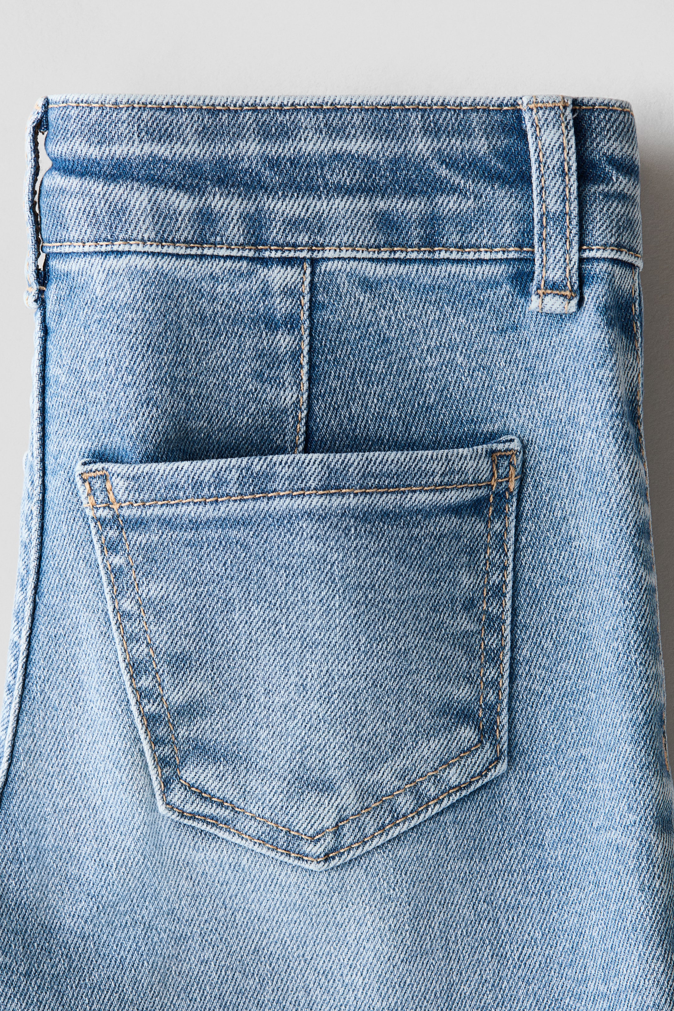 Se større billede: Jeans med svaj og broderier - Denimblå/Lilo & Stitch - BØRN | H&M DK 2