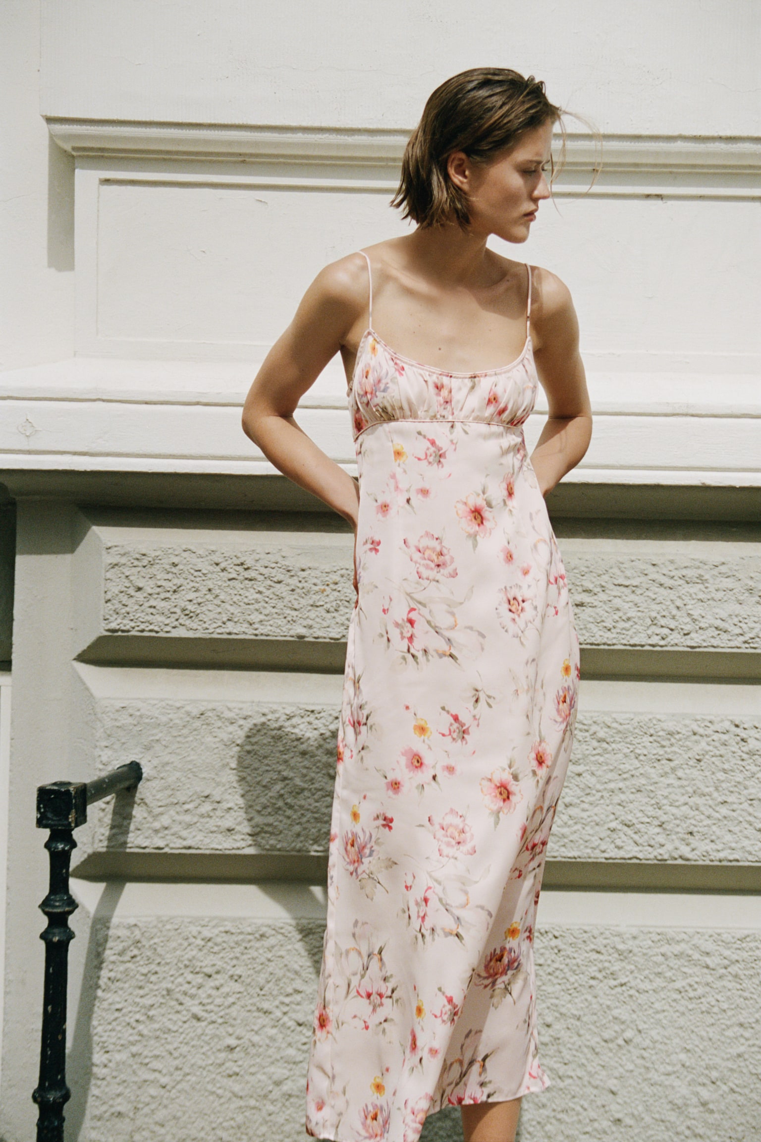 圖案細肩帶洋裝 - 淺米色/花朵/黑色/花朵 - 1