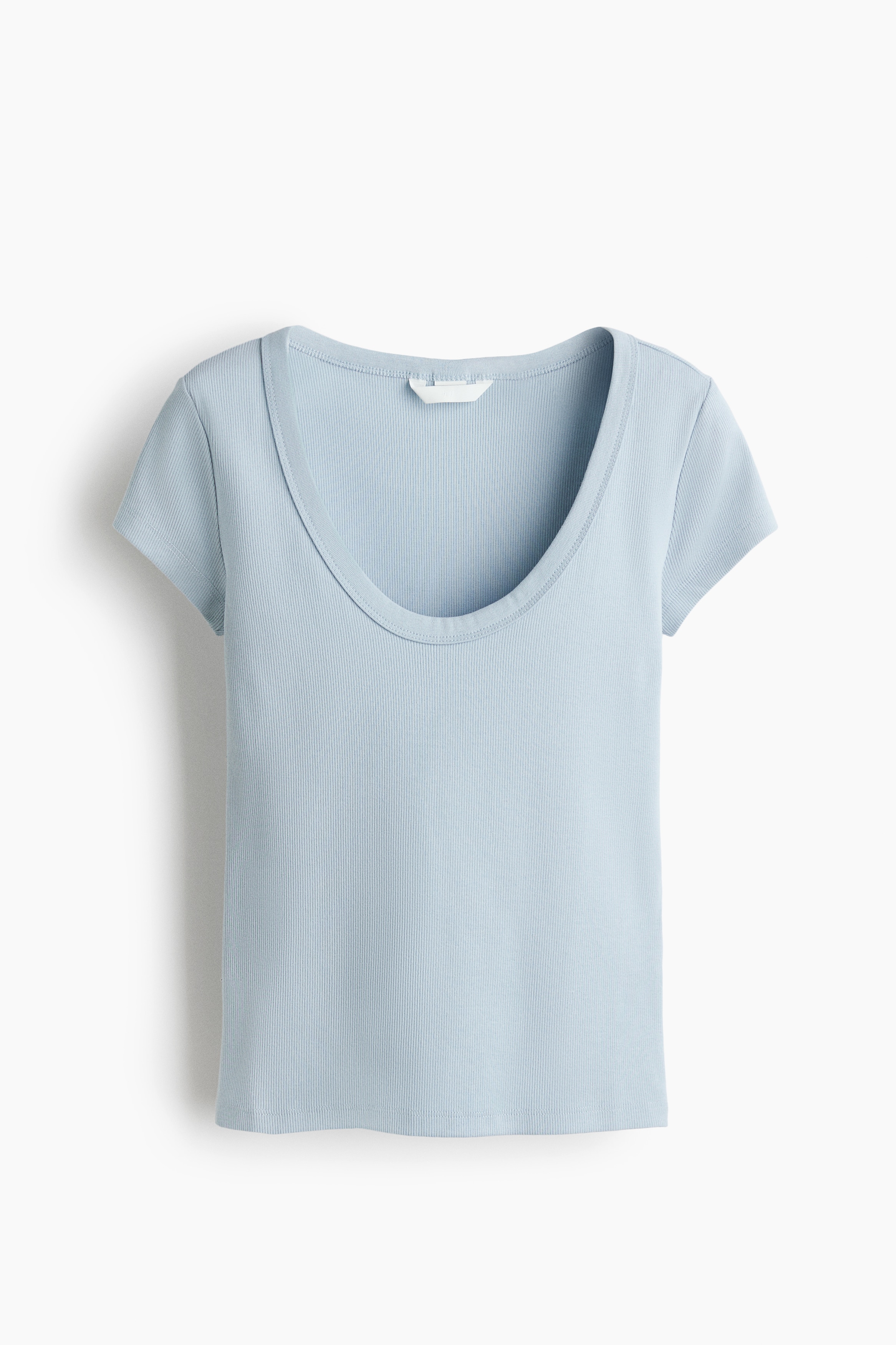 Prążkowany T-shirt z głębokim dekoltemModel