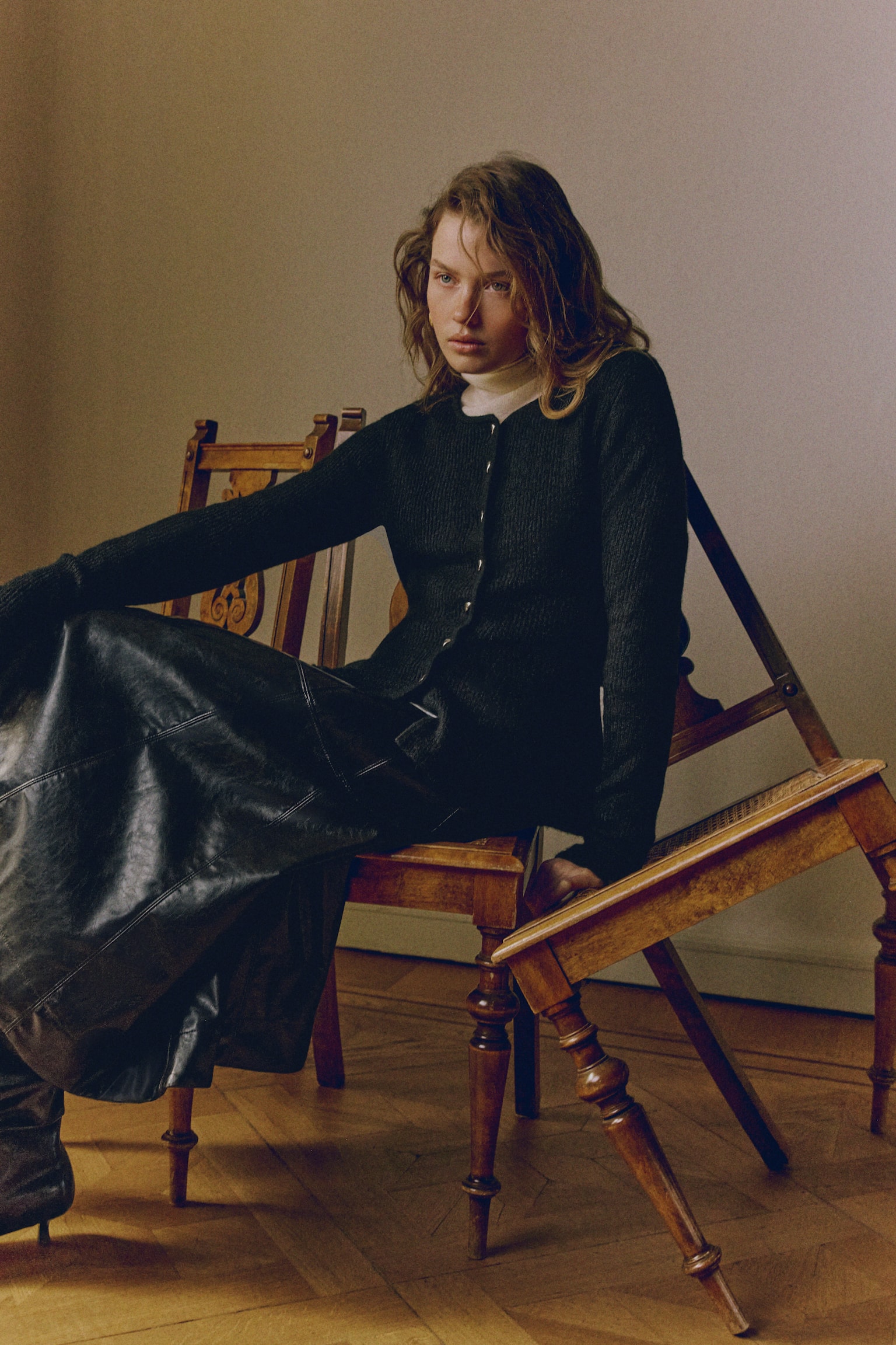 Rebrovaný sveter s volánom naspodku - Čierna/Svetlosivá melírovaná/Tmavá kaki - 2