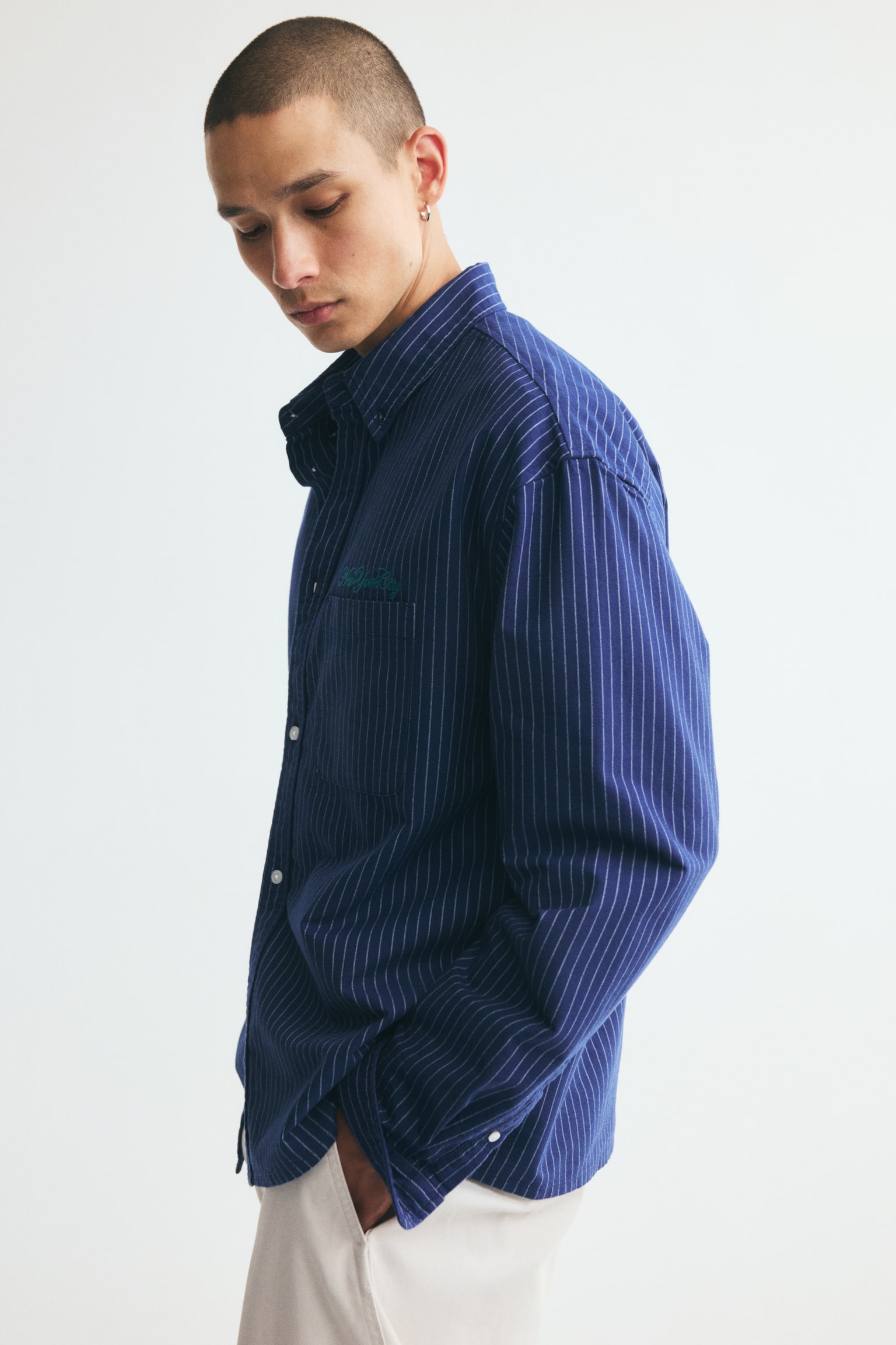 Мужская рубашка H&M Relaxed-Fit Oxford, цвет: Тёмный синий / Полосатый — фото 6