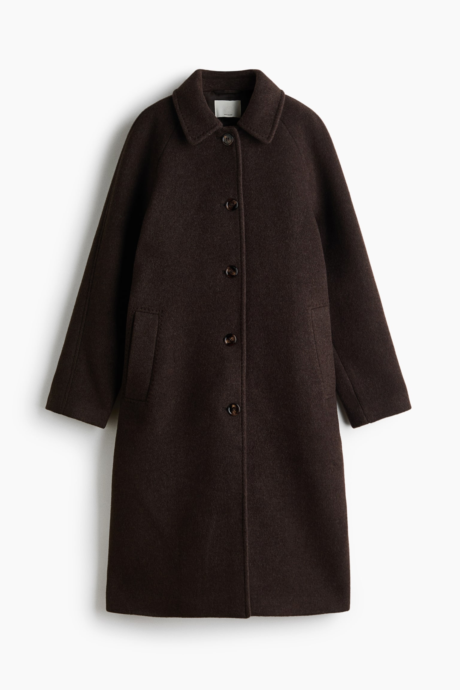 ä¸ä»¶æ·±æ£è²åèè»ç¨å¤§è¡£æ­£ä»¥æ­£é¢æ¸æå±ç¤ºï¼æ¡ç¿»é ãé·è¢é£è©è¢è¨­è¨ï¼åè¥çºäºé¡éæ£éåãå¤§è¡£å©å´è¨­æç¸±ååµç·å£è¢ï¼ä¸¦æ¡ç¨å·ç´ççæ°åç¾æ¯æ··ç´¡é¢æè£½æã