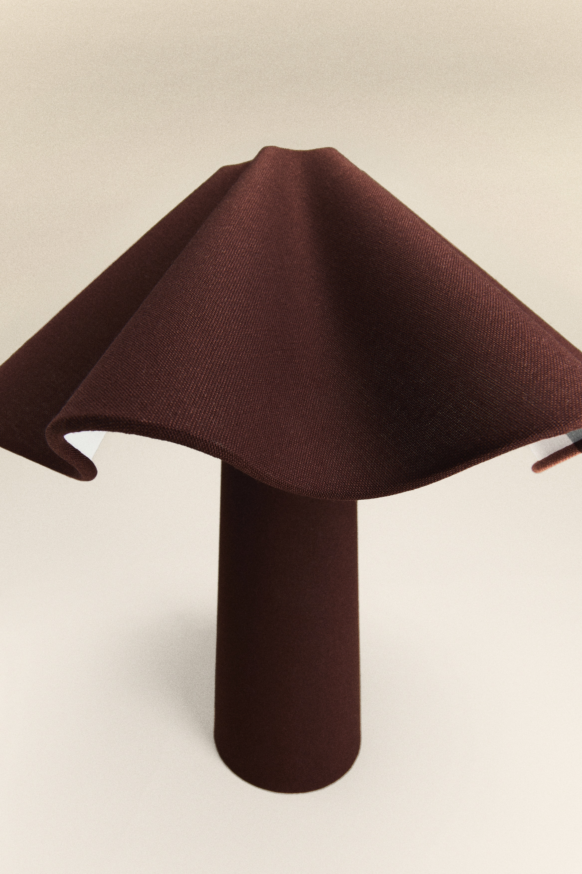 Vlnitá stolová lampa - Burgundská červená/Svetlobéžová