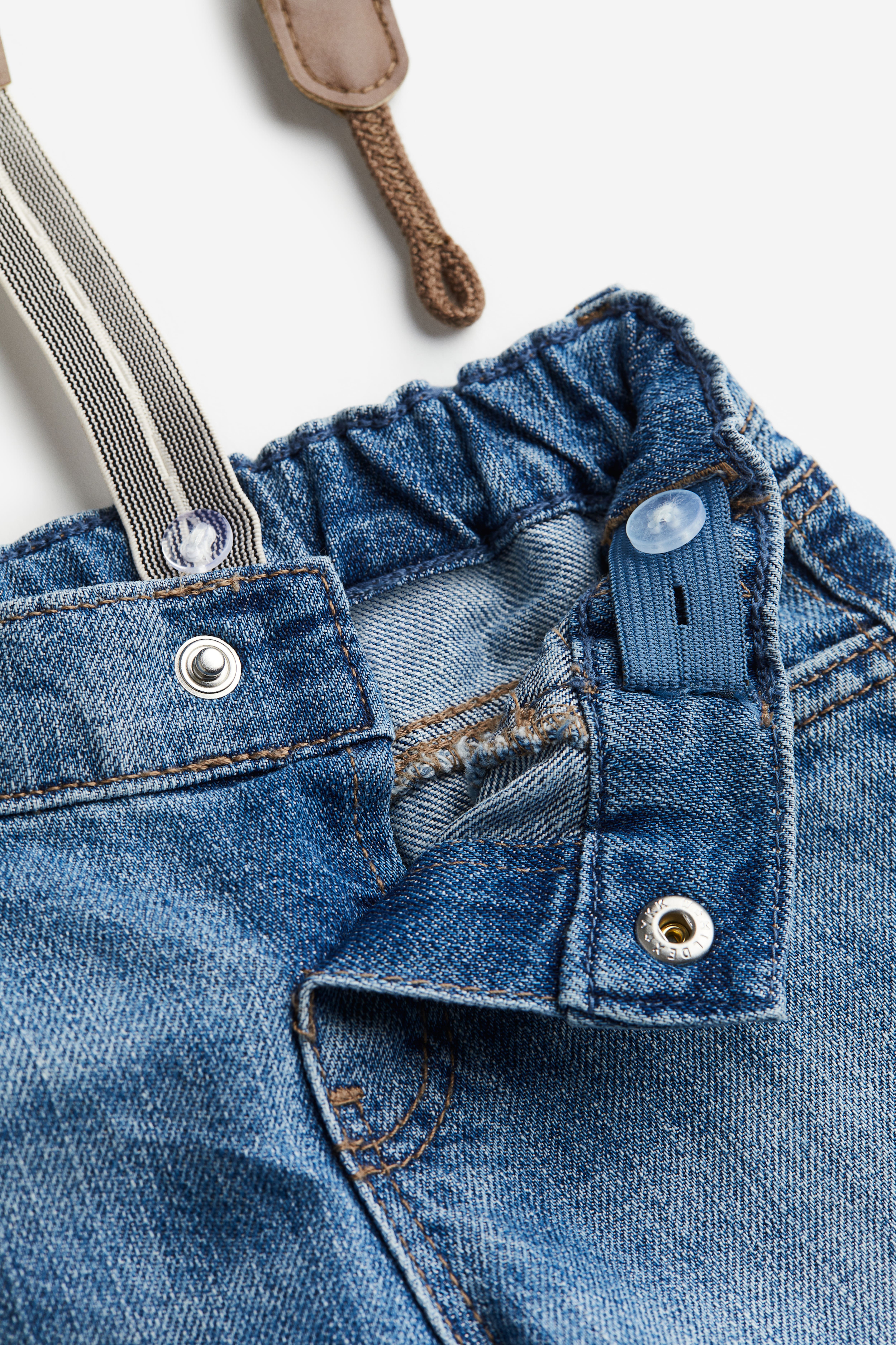 HM Jeans mit Hosenträgern