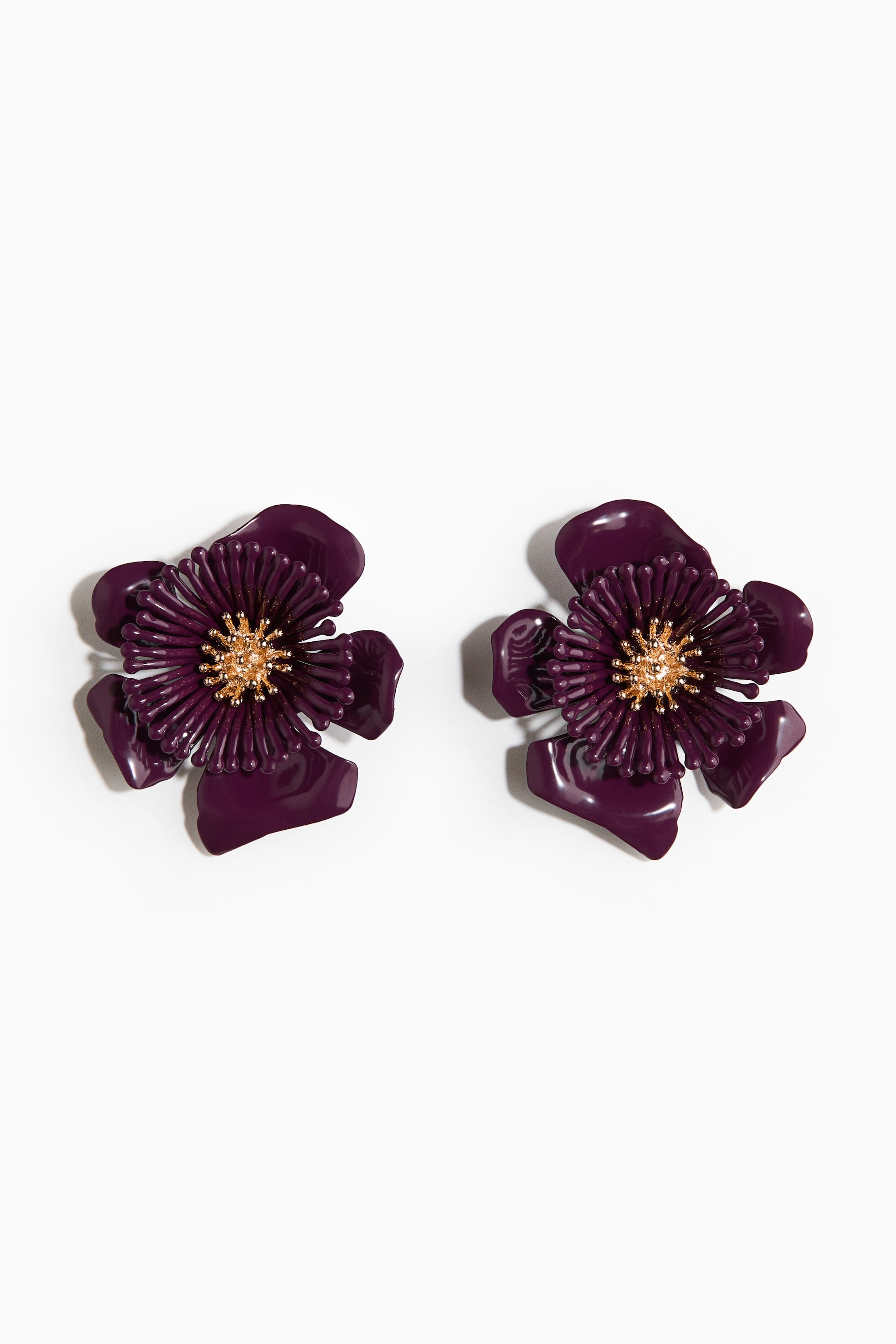 Ver imagen más grande: Un par de pendientes con forma de flor se presenta de frente. Cada pendiente cuenta con pétalos de color ciruela oscuro y brillante, dispuestos en capas alrededor de un centro texturizado y puntiagudo de color púrpura, que rodea un pequeño núcleo dorado texturizado.