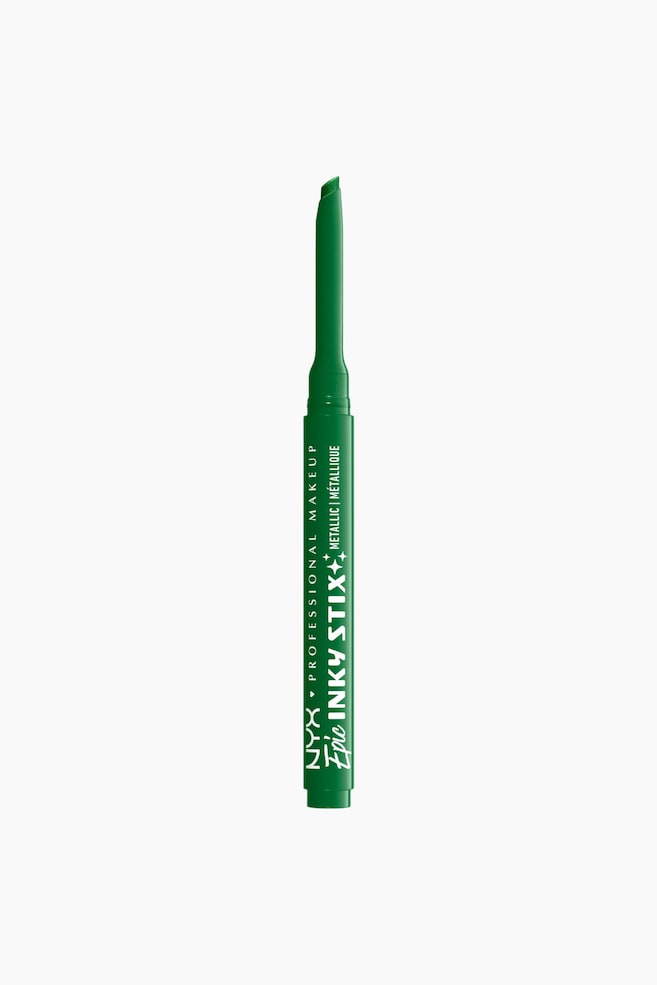 En grøn eyeliner-stift står lodret og vender fremad. Den blottede spids har en flad, skrå form. Det grønne skaft viser hvid tekst, der lyder "NYX PROFESSIONAL MAKEUP Epic INKY STIX+ METALLIC \| M�TALLIQUE." - 1