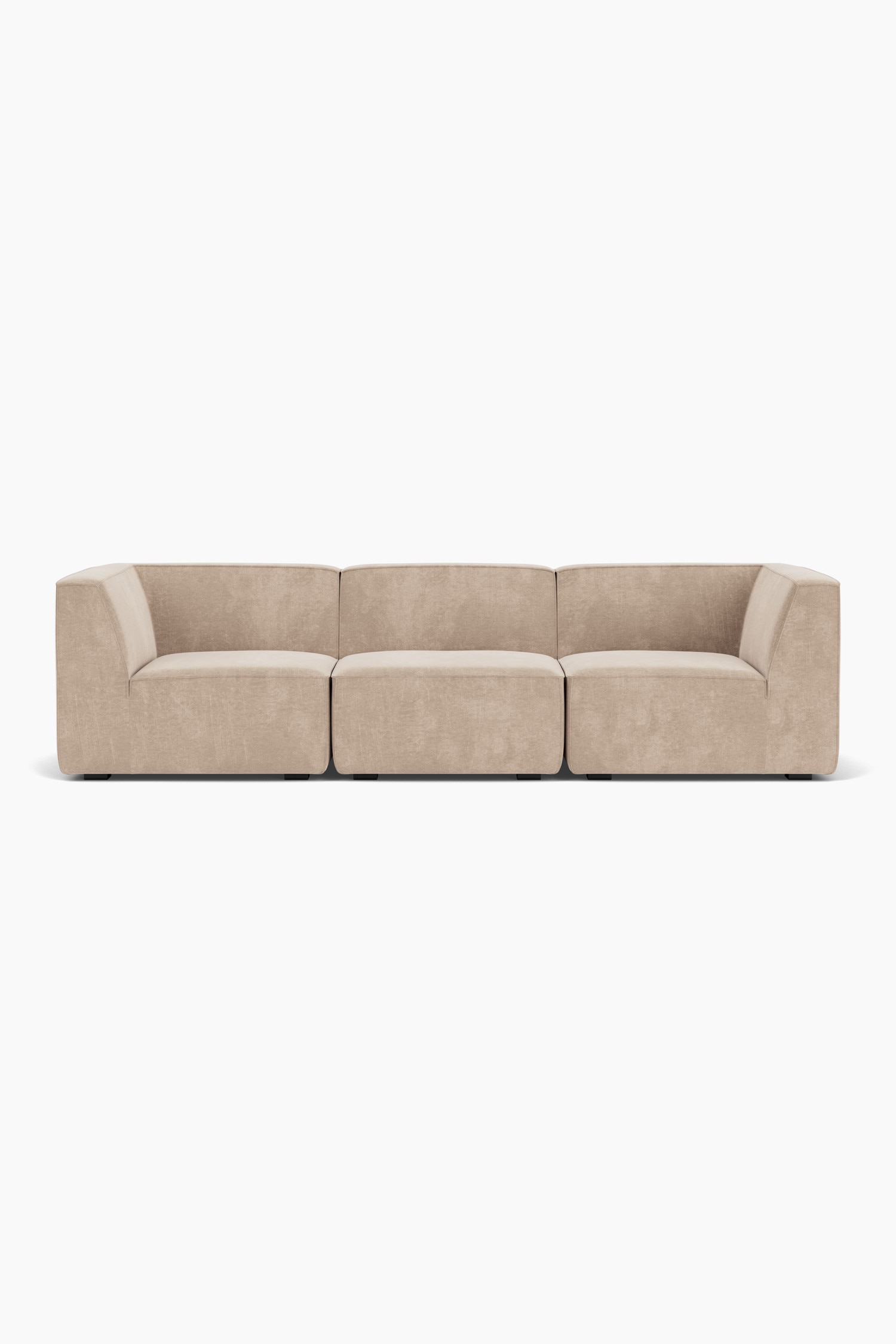 Un canapÃ© sectionnel modulable, revÃªtu de tissu beige, est accompagnÃ© dâun ottoman rectangulaire assorti et de coussins dÃ©coratifs carrÃ©s moelleux. Devant le canapÃ©, une table basse en chÃªne clair, dotÃ©e dâun piÃ¨tement en bois sculptural aux lignes courbes, accueille divers accessoires de table.