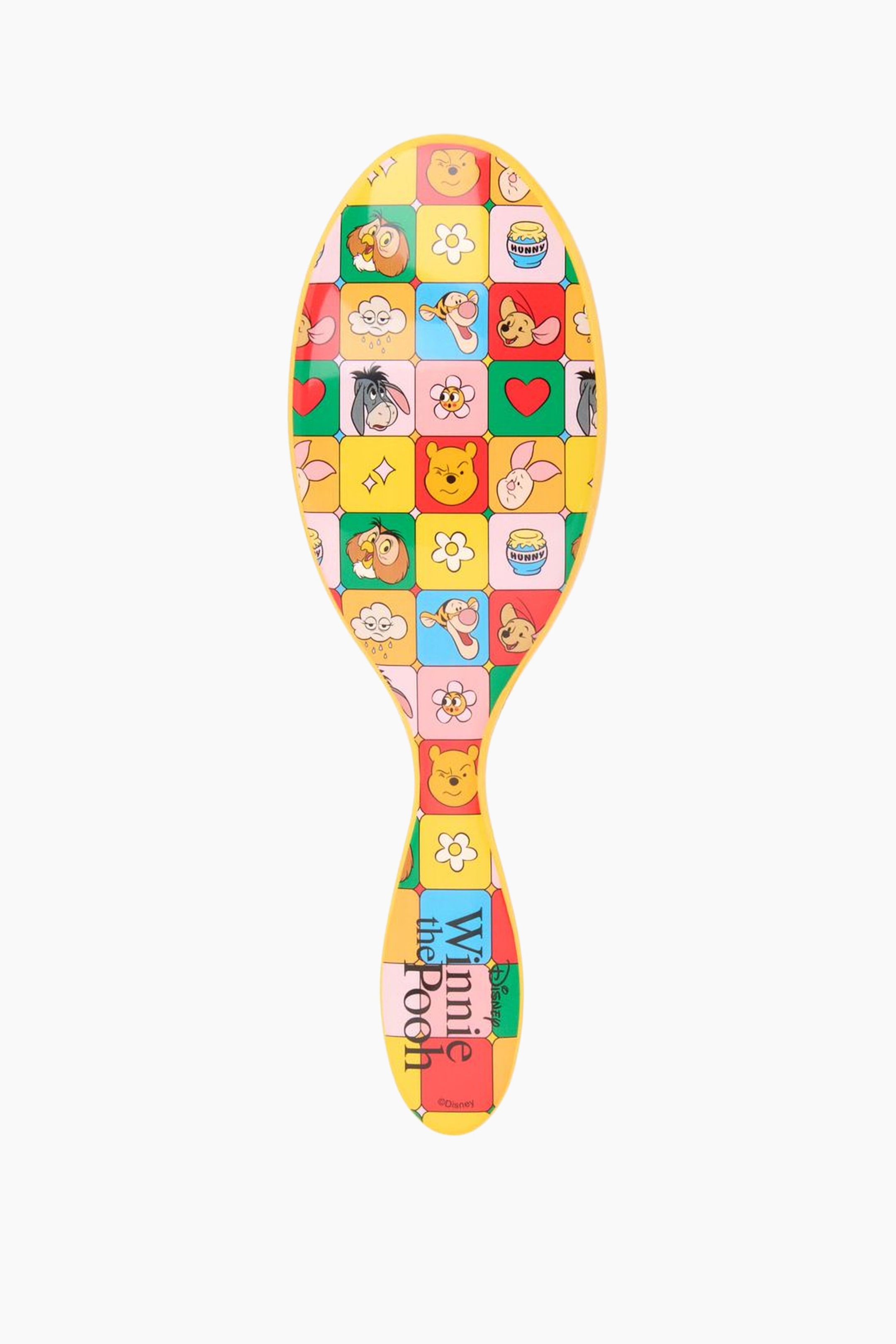 Größeres Bild ansehen: Eine Haarbürste zeigt ein farbenfrohes Schachbrettmuster mit Winnie Puuh Charakteren und Symbolen auf ihrem ovalen Kopf und Griff. Der Griff zeigt auch den Text "Winnie the Pooh", der vertikal geschrieben ist.
