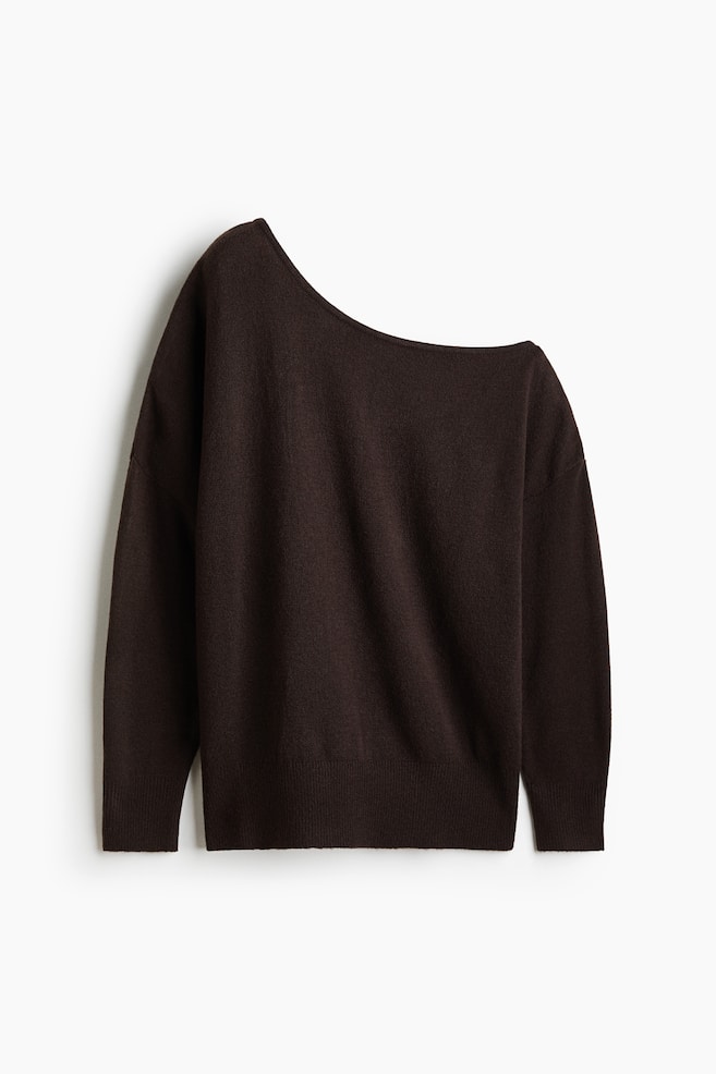 Ein dunkelbrauner Strickpullover mit einem breiten, asymmetrischen Ausschnitt, der lässig über eine Schulter fällt. Er verfügt über lange Ärmel sowie gerippte Bündchen und einen gerippten Saum. - 1