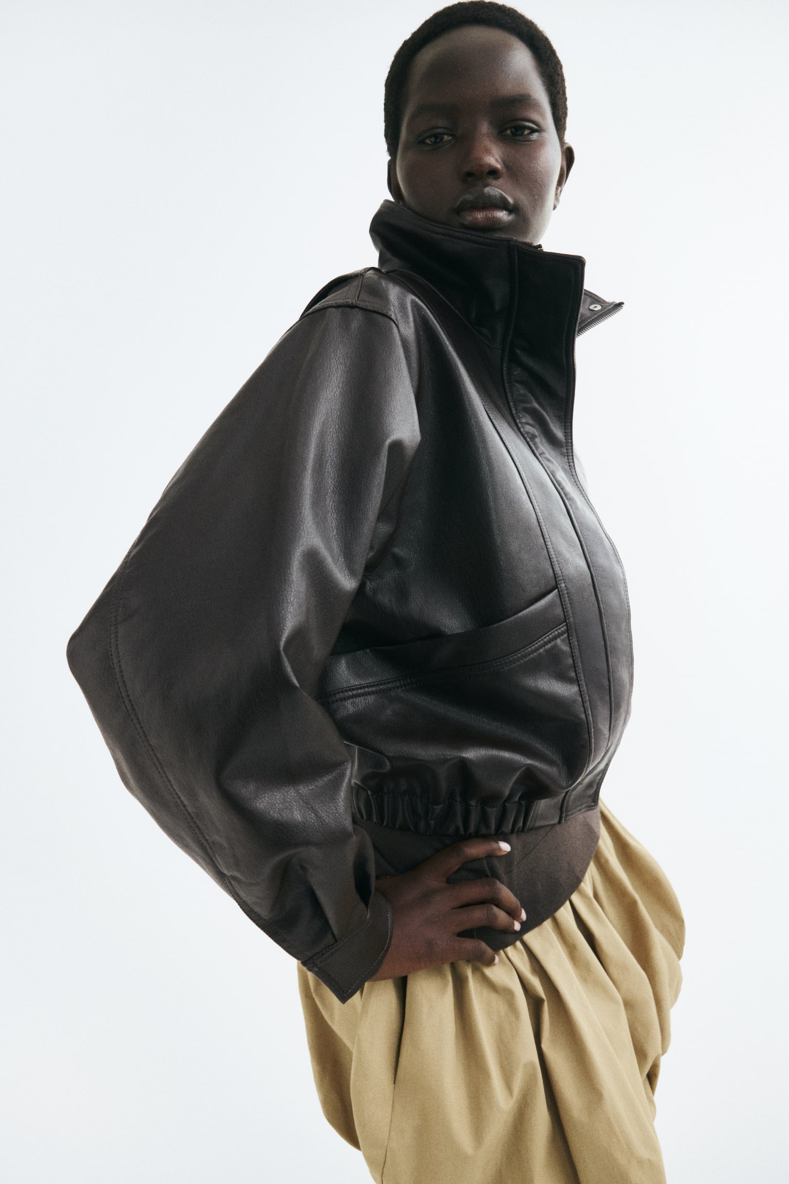 Женская куртка H&M Oversized Coated, цвет: Тёмный коричневый — фото 5