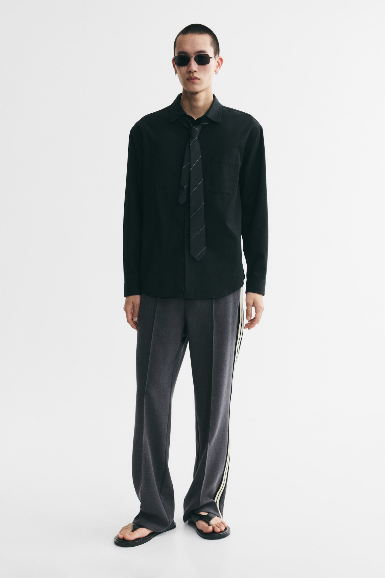 Мужские брюки H&M Relaxed-Fit, цвет: Серый меланжевый / Полосатый — фото 3