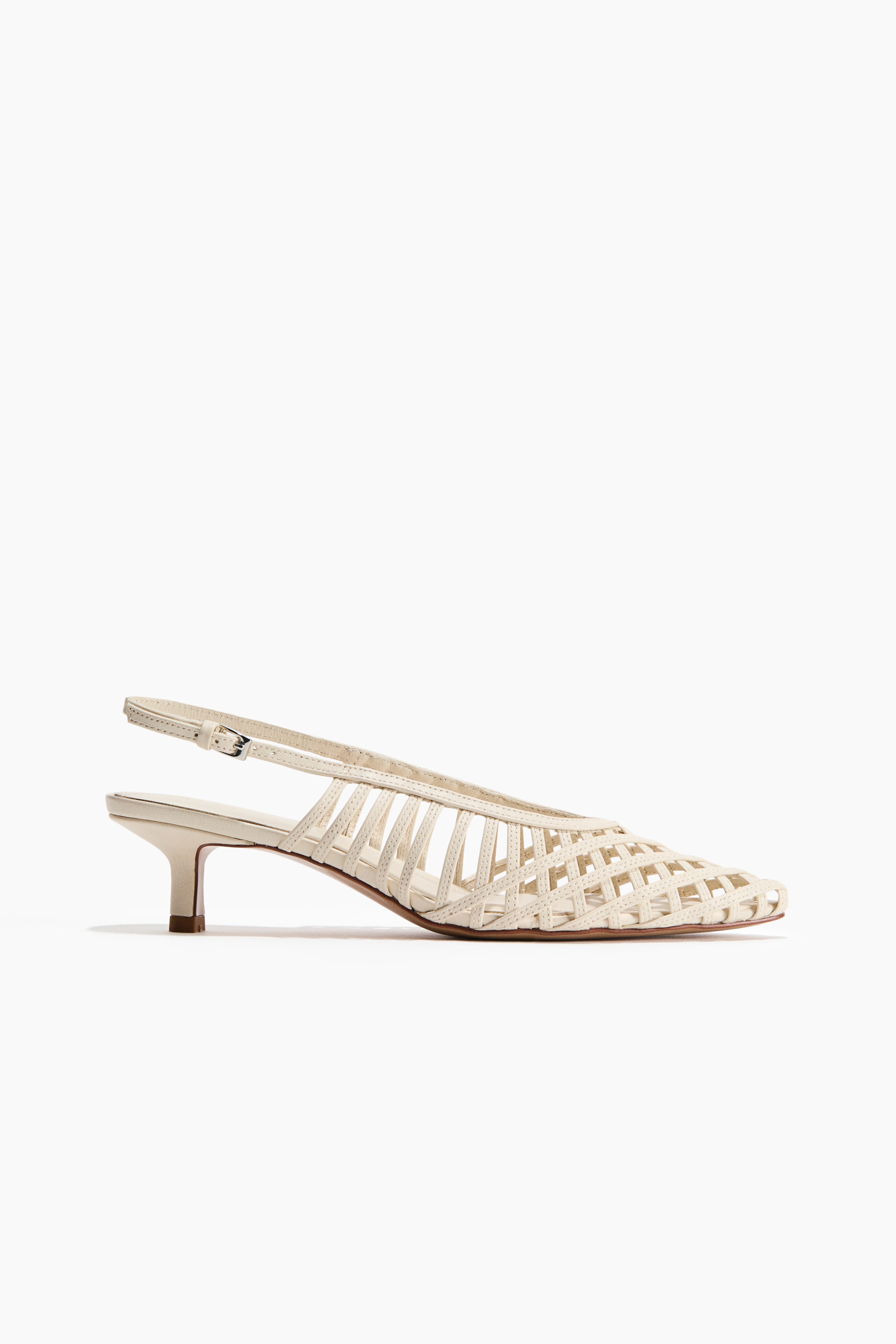 Zobraziť väčší obrázok: Krémovo sfarbená slingback topánka s mäkkým koženým zvrškom s úzkymi, prepletenými remienkami a špicatými špičkami. Disponuje tiež úzkym, nastaviteľným remienkom na päte s kovovou prackou, čiastočne zakrytými mačacími podpätkami a koženými podšívkami a stielkami.