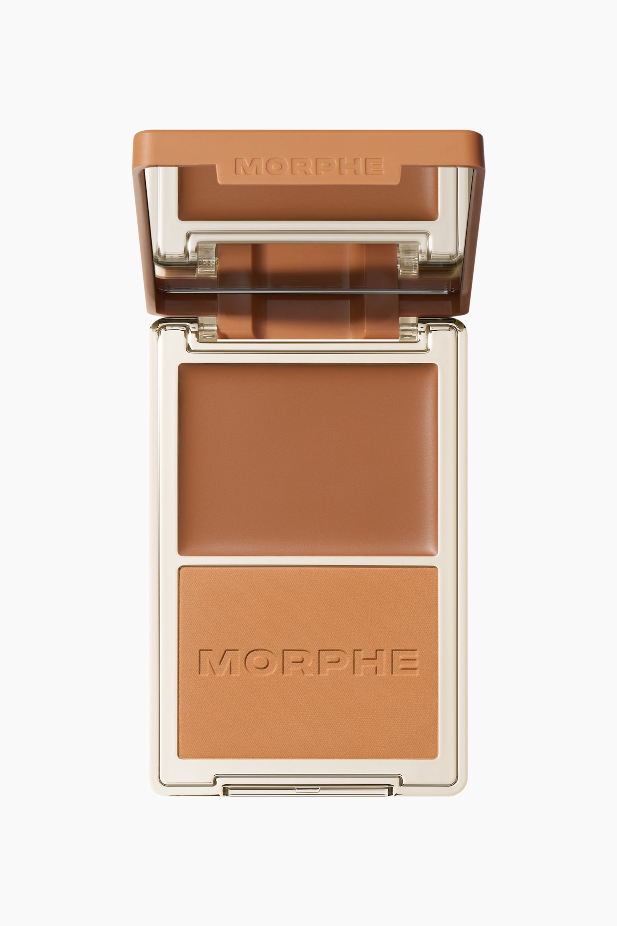 Visa större bild: En Morphe makeup-kompakt presenteras öppen, med ett varmt brunt fodral med guldkant. Inuti avslöjar locket "MORPHE" präglat på dess inre yta och en spegel. Basen innehåller två rektangulära pannor: en krämig, djupbrun produkt i den övre pannan, och ett ljusare karamellbrunt pressat puder med "MORPHE" präglat på dess yta i den nedre pannan.