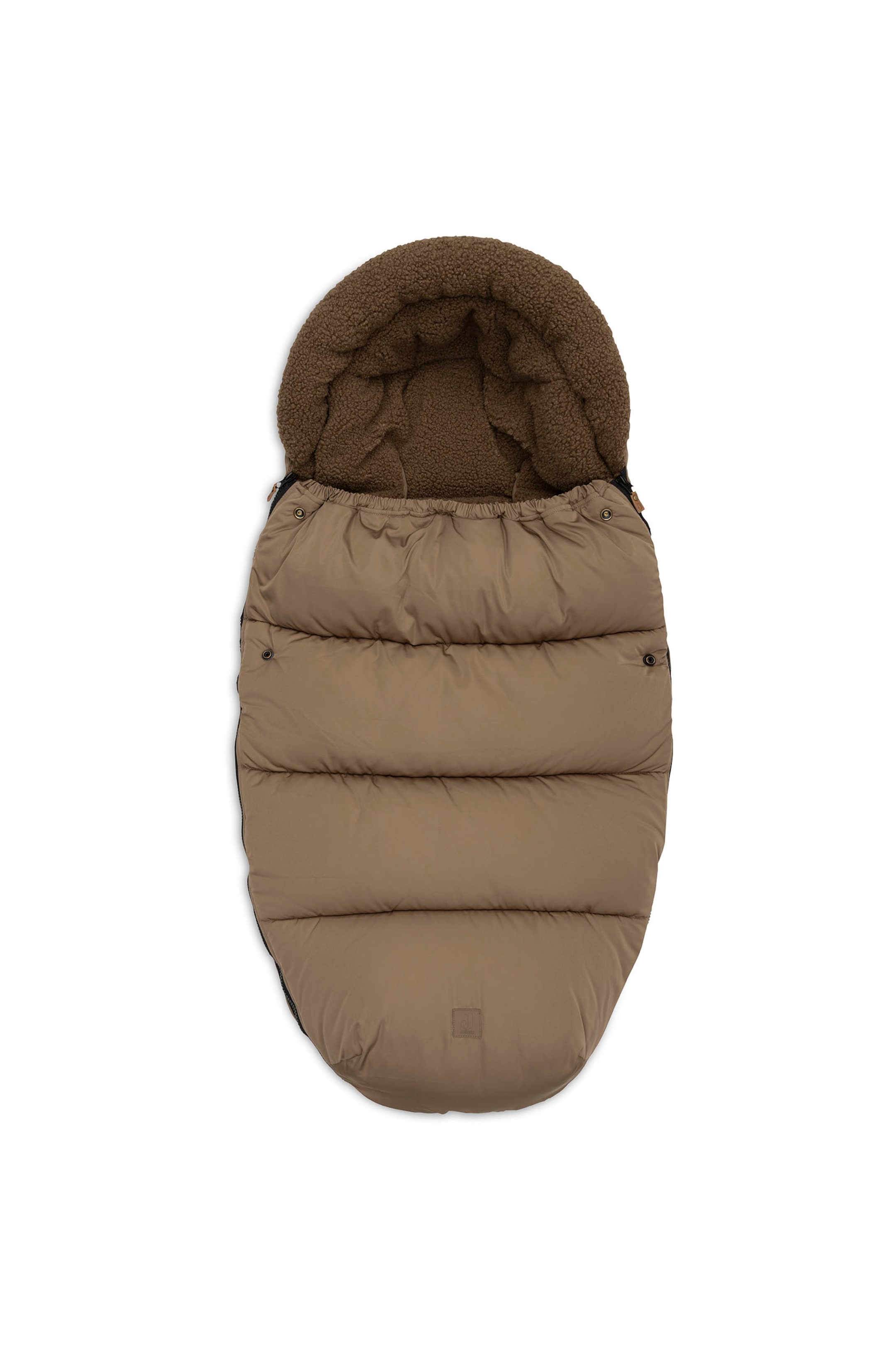 Größeres Bild ansehen: Ein nach vorne ausgerichteter Baby-Fußsack zeigt eine taupebraune, horizontal gesteppten Außenseite und eine kuschelige, dunkelbraune Teddyfleece-gefütterte Kapuze. Der Fußsack verfügt über Druckknopfverschlüsse in der Nähe der Öffnung und ein kleines Ton-in-Ton-Logopatch im unteren Bereich.