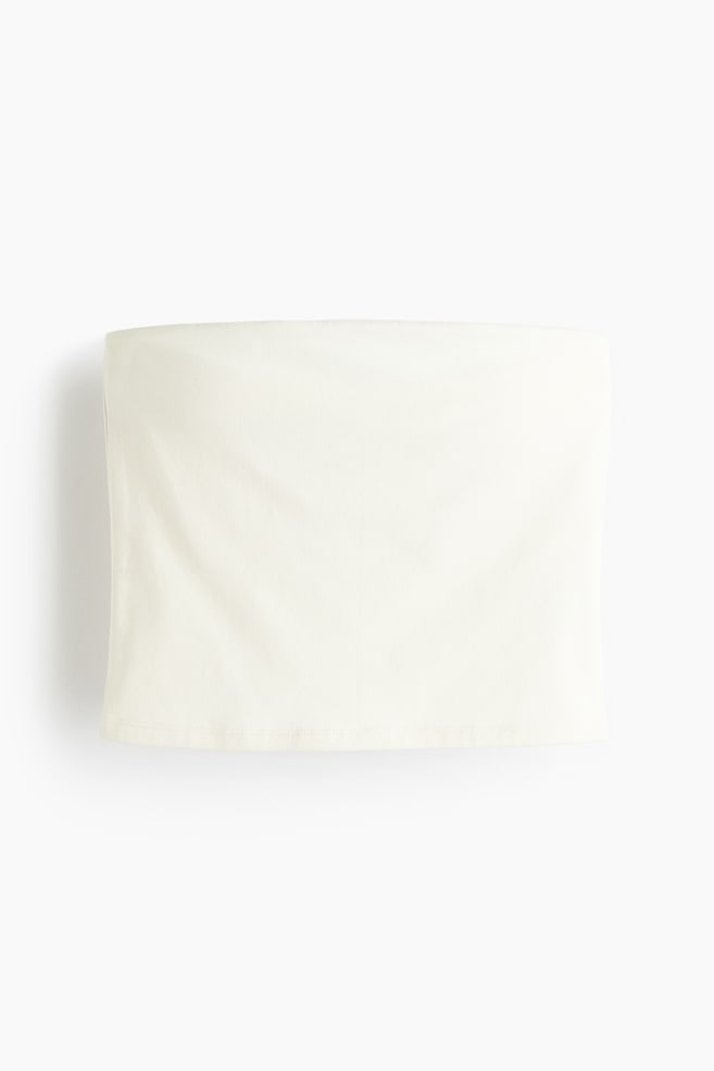 Un top crema sin tirantes se muestra desde el frente, mostrando un escote recto y un dobladillo recto. - 1