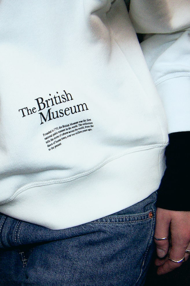 Sweatshirt med tryck - Crèmevit/The British Museum/Crèmevit/Kurt Cobain/Mörkgrå/Fender/Ljusbeige/Katten Felix/dc/dc - 4