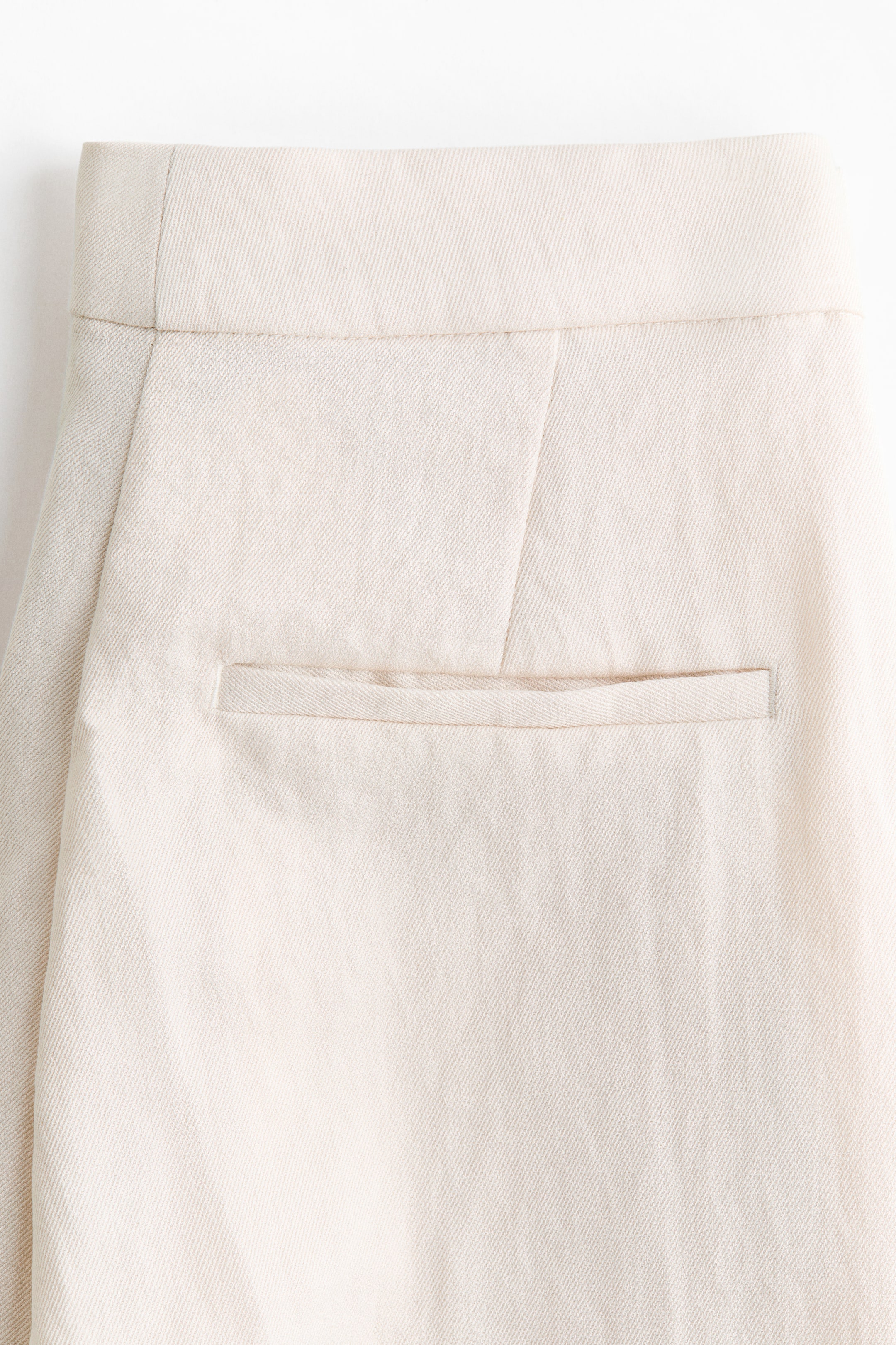 Pantalon chic avec jambes semi-évasées