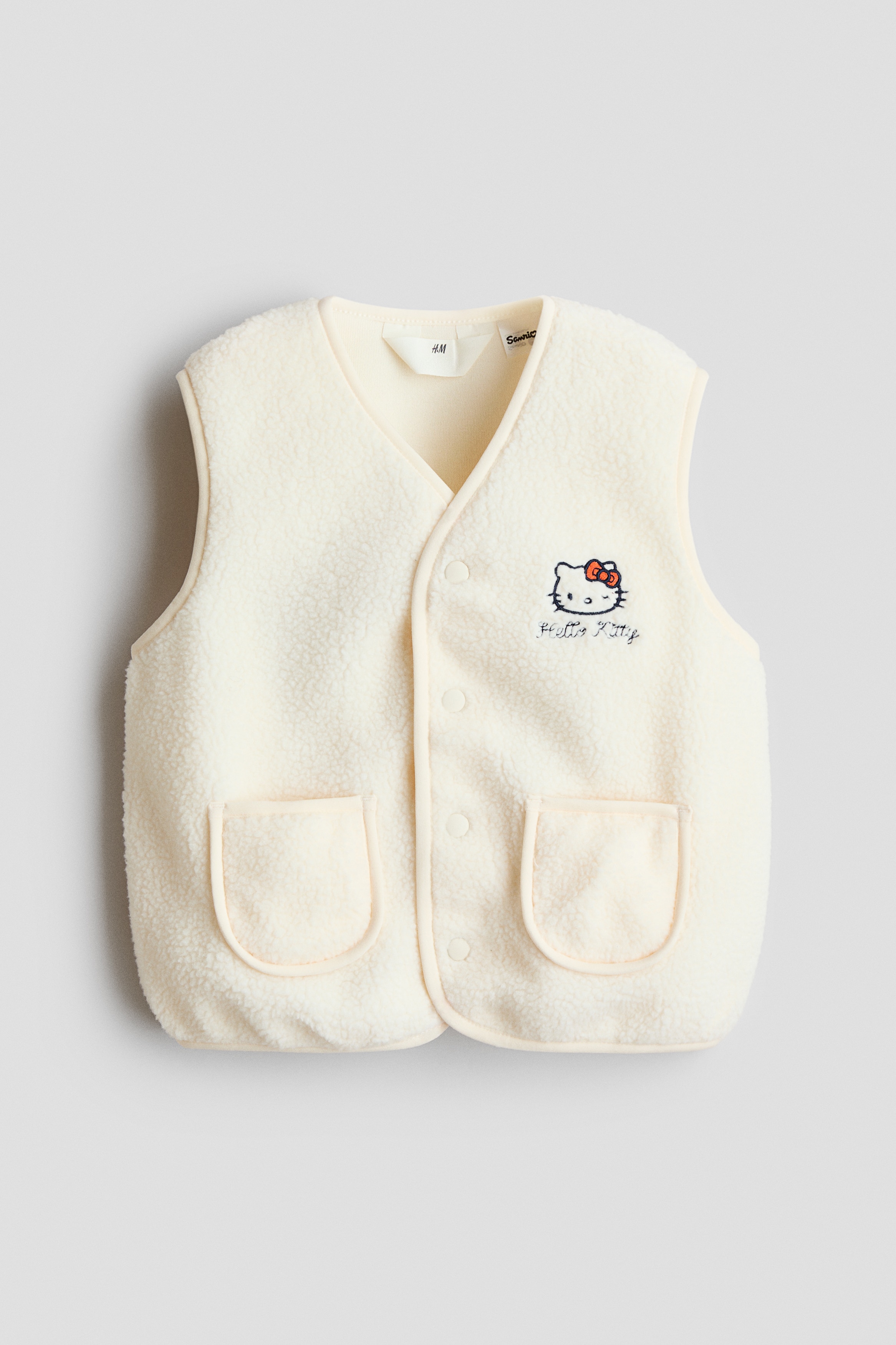ã¢ãã«ã¯ãè¸åã«å°ããªåºç¹ã®ãã­ã¼ã­ãã£ãã¶ã¤ã³ããããã£ãããªããã¯ã¤ãã®ãã¯ã¹ãã£ã¼æã®ããããªã¼ã¹ãã¹ããçç¨ãã¦ãã¾ãããã­ã³ããã¿ã³ä»æ§ã®ãã¹ãã¯ãåé¢ã«2ã¤ã®ããããã±ãããåããã¯ãªã¼ã ã«ã©ã¼ã®ãªãç·¨ã¿ã­ã³ã°ã¹ãªã¼ããããã¨ãã«ã¼ã¸ã¼ã³ãºã®ä¸ã«éã­çããã¦ãã¾ãã