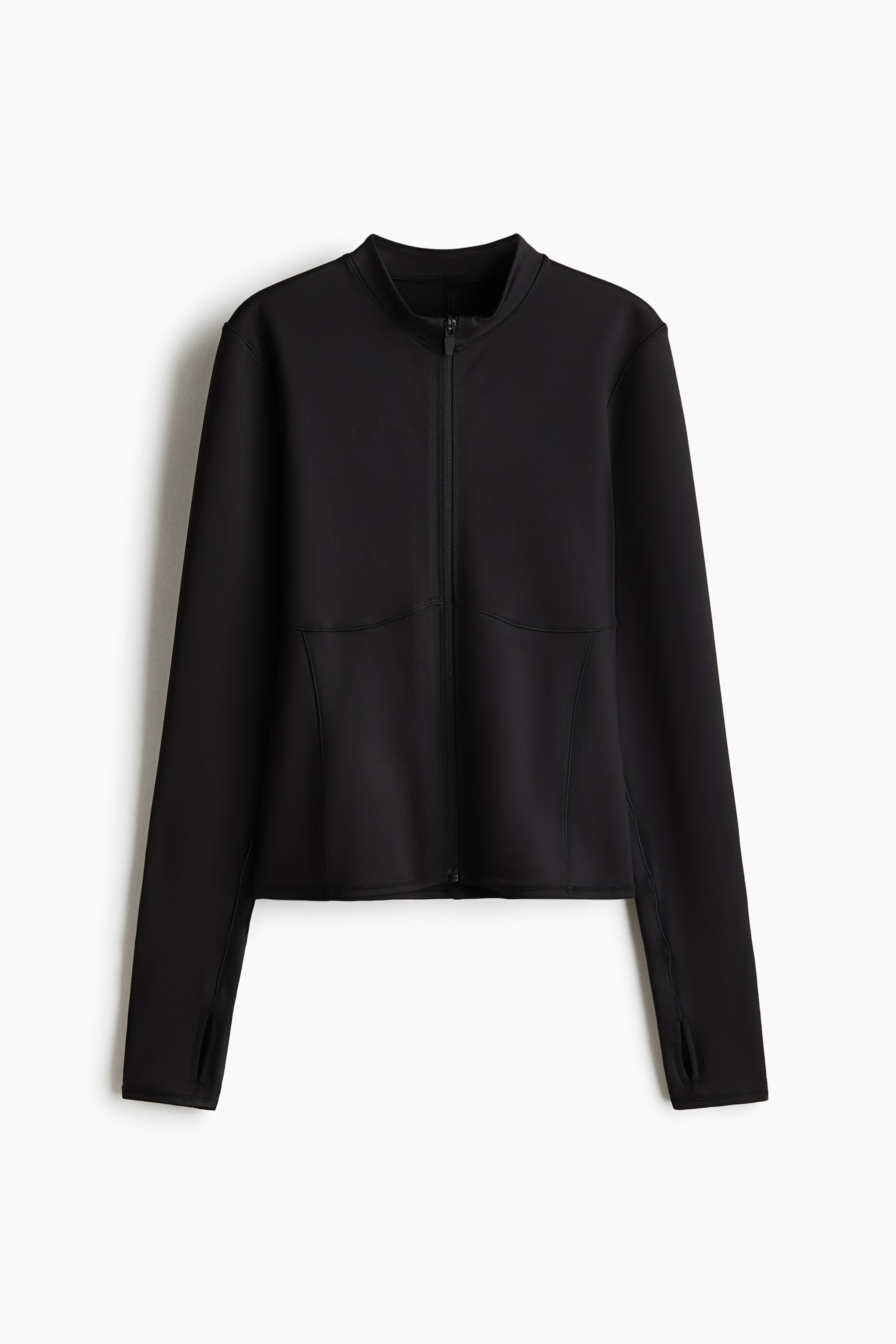 拡大画像を表示: 正面を向いた黒いジャケットは、フルジッパーとスタンドカラーを備えています。胴部には身体のラインに沿った縫い目が見え、長袖にはサムホール（親指穴）が付いています。