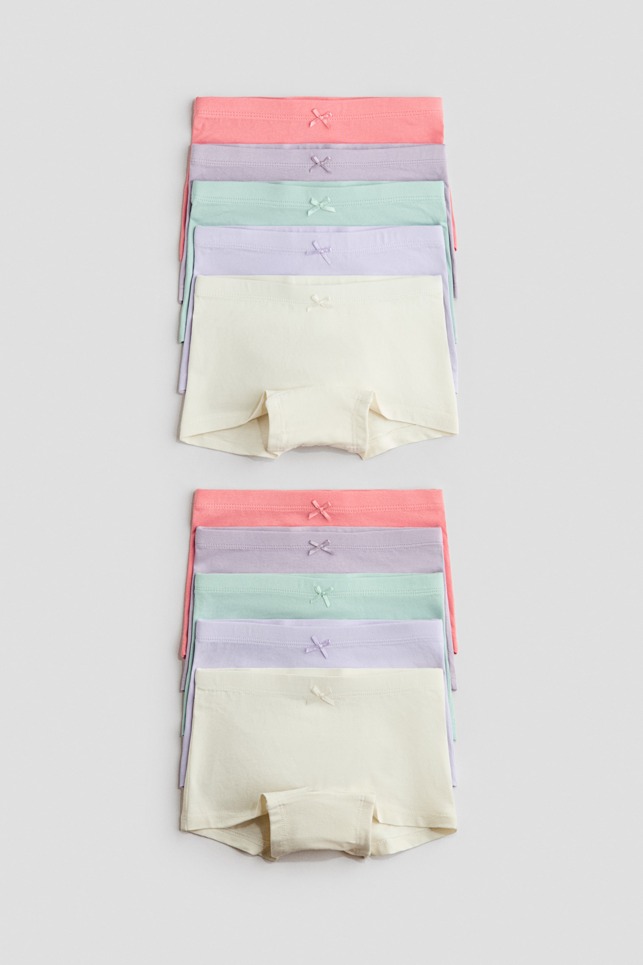 Grösseres Bild ansehen: Boxershorts aus weichem Baumwolljersey mit einem elastischen Bund und einer dekorativen Schleife vorne sind in zwei Stapeln sichtbar. Jeder Stapel zeigt mehrere Paare in verschiedenen Pastellfarben, und die Shorts verfügen über ein gefüttertes Zwickel.