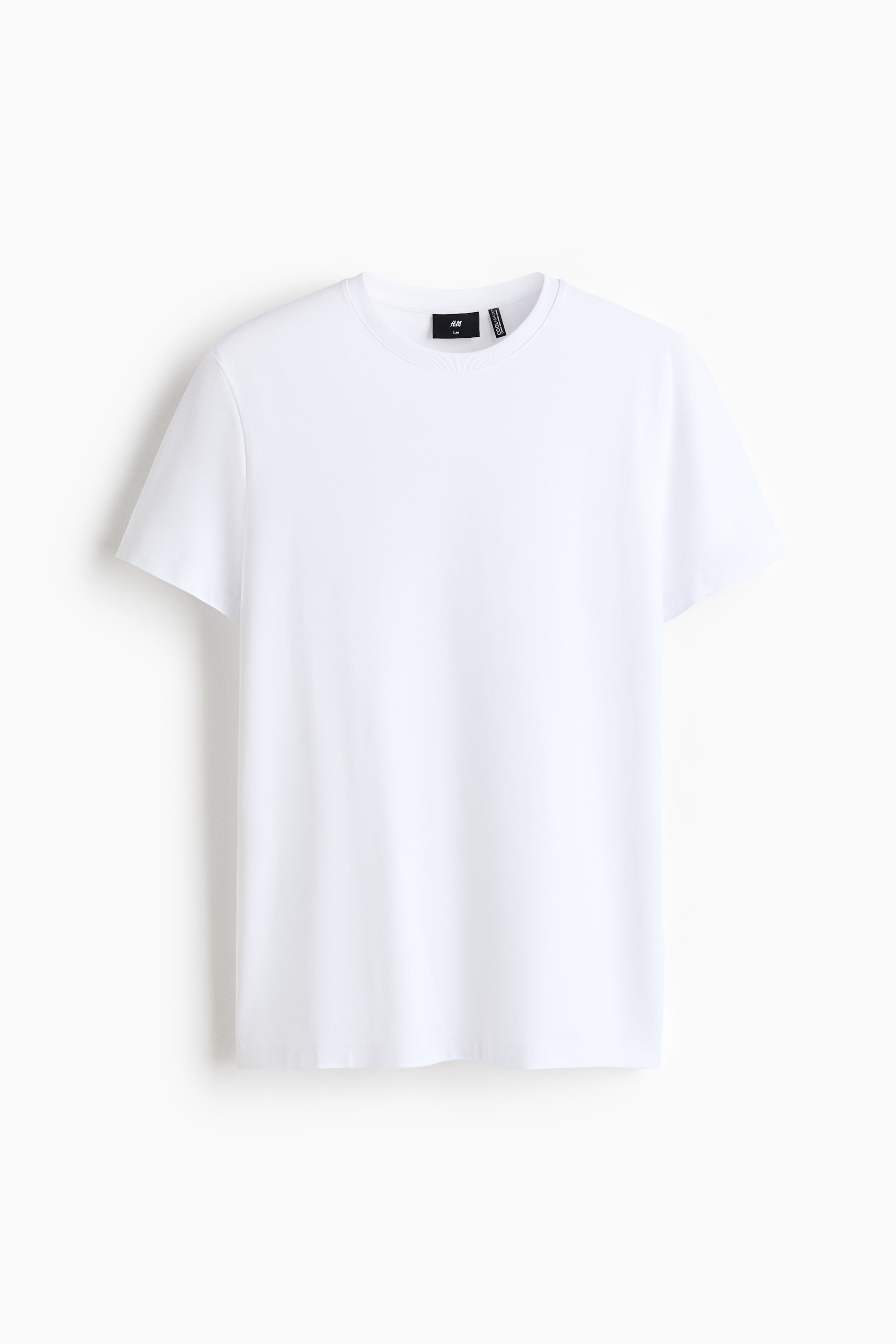 Größeres Bild anzeigen: Ein weißes T-Shirt liegt flach und zeigt nach vorne, mit einem Rundhalsausschnitt und kurzen Ärmeln. Ein schwarzes Markenetikett ist innen am Nacken sichtbar.