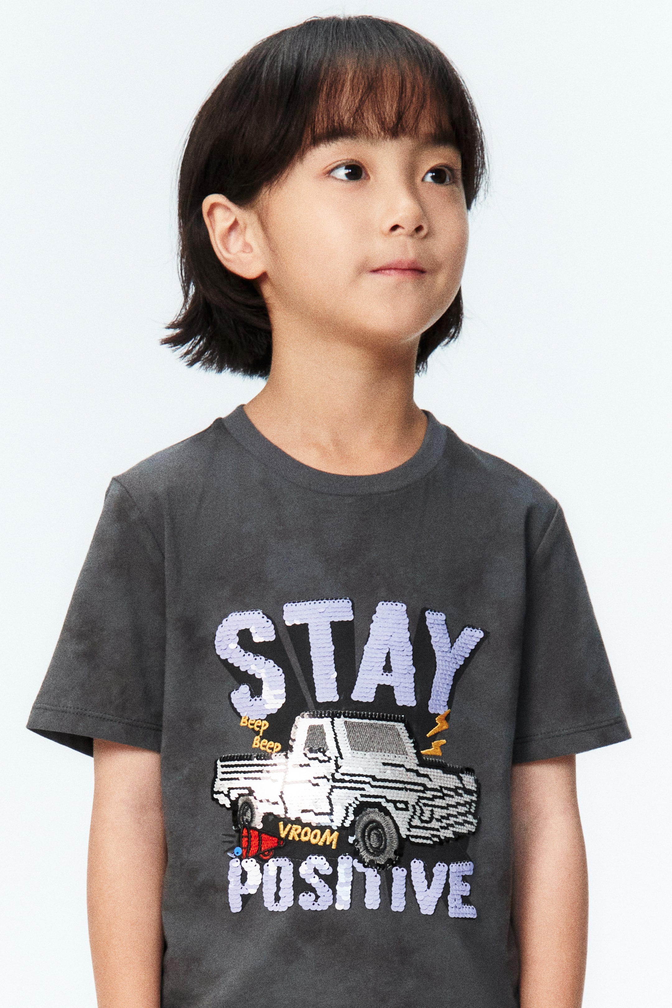 拡大画像を表示: リバーシブルスパンコールデザインTシャツ - ダークグレー/Stay Positive - Kids | H&M JP 1