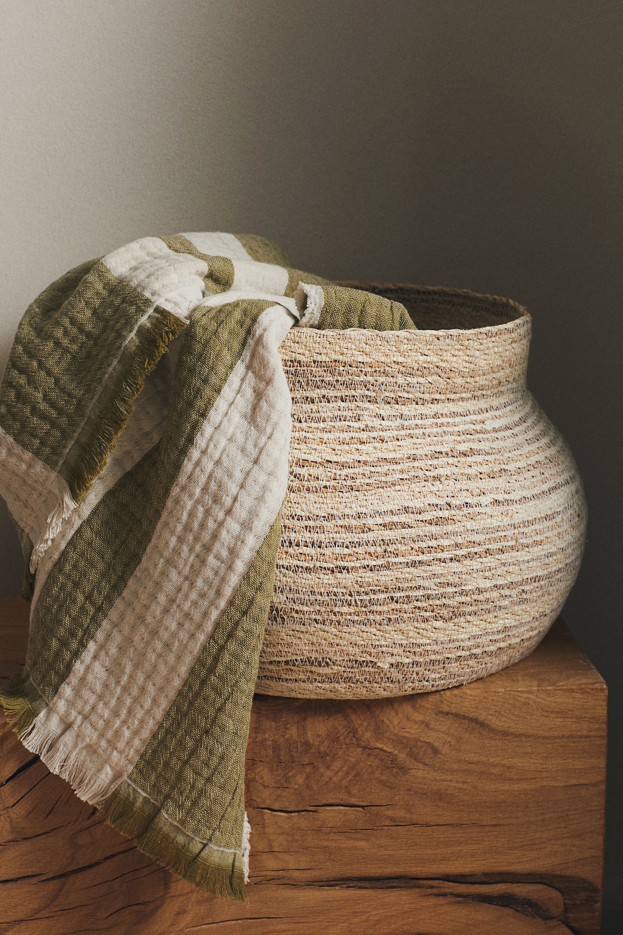 Cotton muslin blanket - Olive green/White - Home All | H&M GB