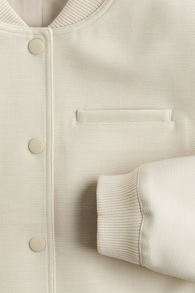 Kort jakke med skulderpuder - Lys beige/Mørk kakigrøn/Sort - 2