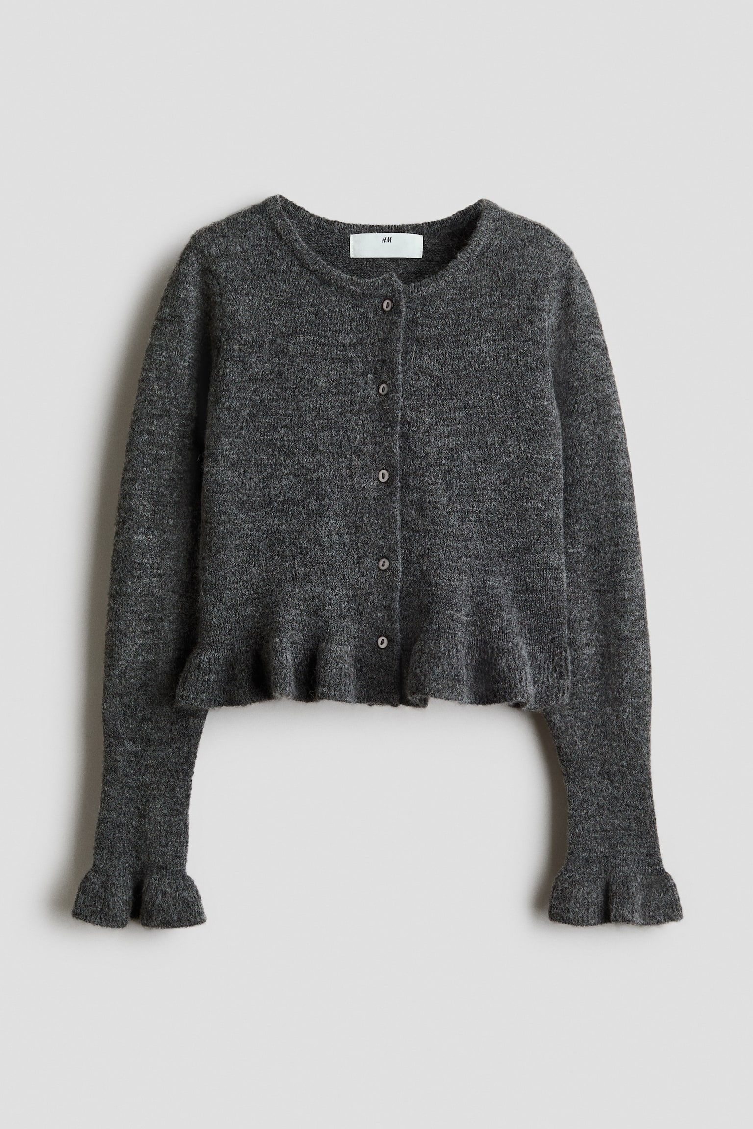 Eine dunkelgraue Strickjacke ist von vorne zu sehen und zeigt einen runden, gerippten Ausschnitt, eine durchgehende Knopfleiste und lange Ãrmel. Die Strickjacke verfÃ¼gt Ã¼ber ausgestellte Manschetten und einen passenden ausgestellten Saum in einer weichen, angerauten Textur.